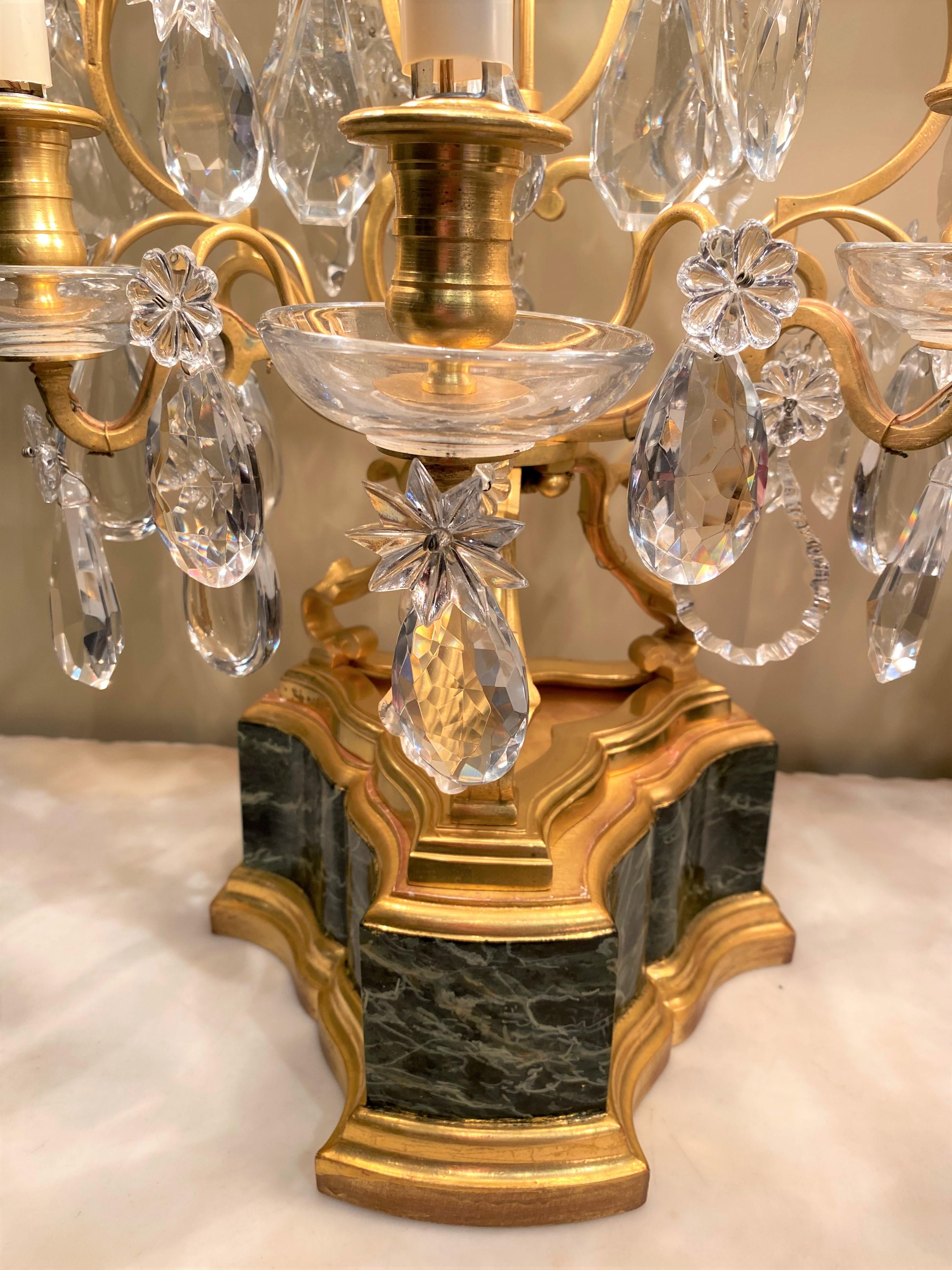 bemalte und vergoldete 3-Licht-Garnituren im Louis-XV-Stil mit geschliffenen Kristallprismen (Europäisch) im Angebot
