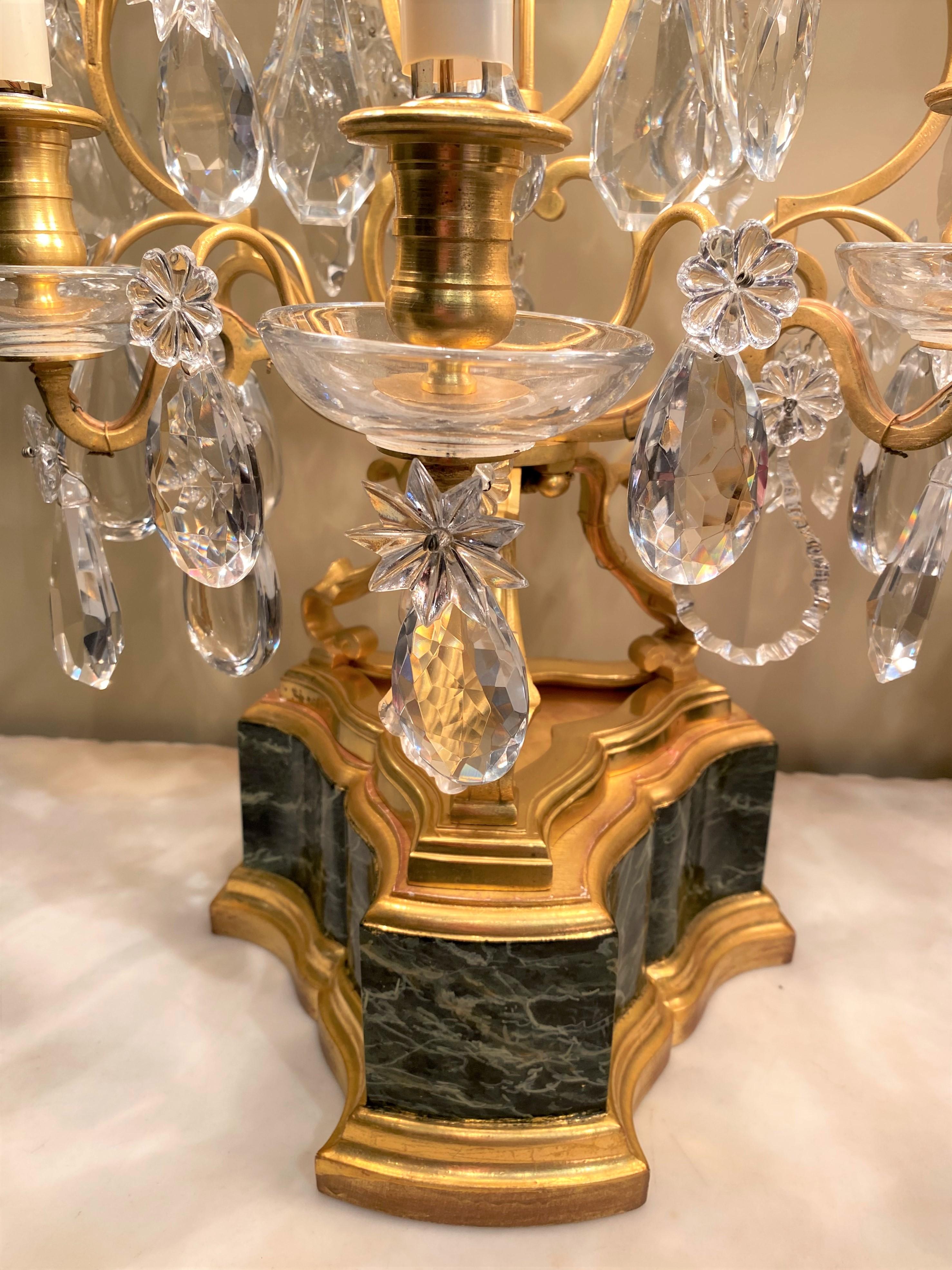 Garnituras de 3 Luces Pintadas y Doradas Estilo Luis XV con Prismas de Cristal Tallado Dorado en venta