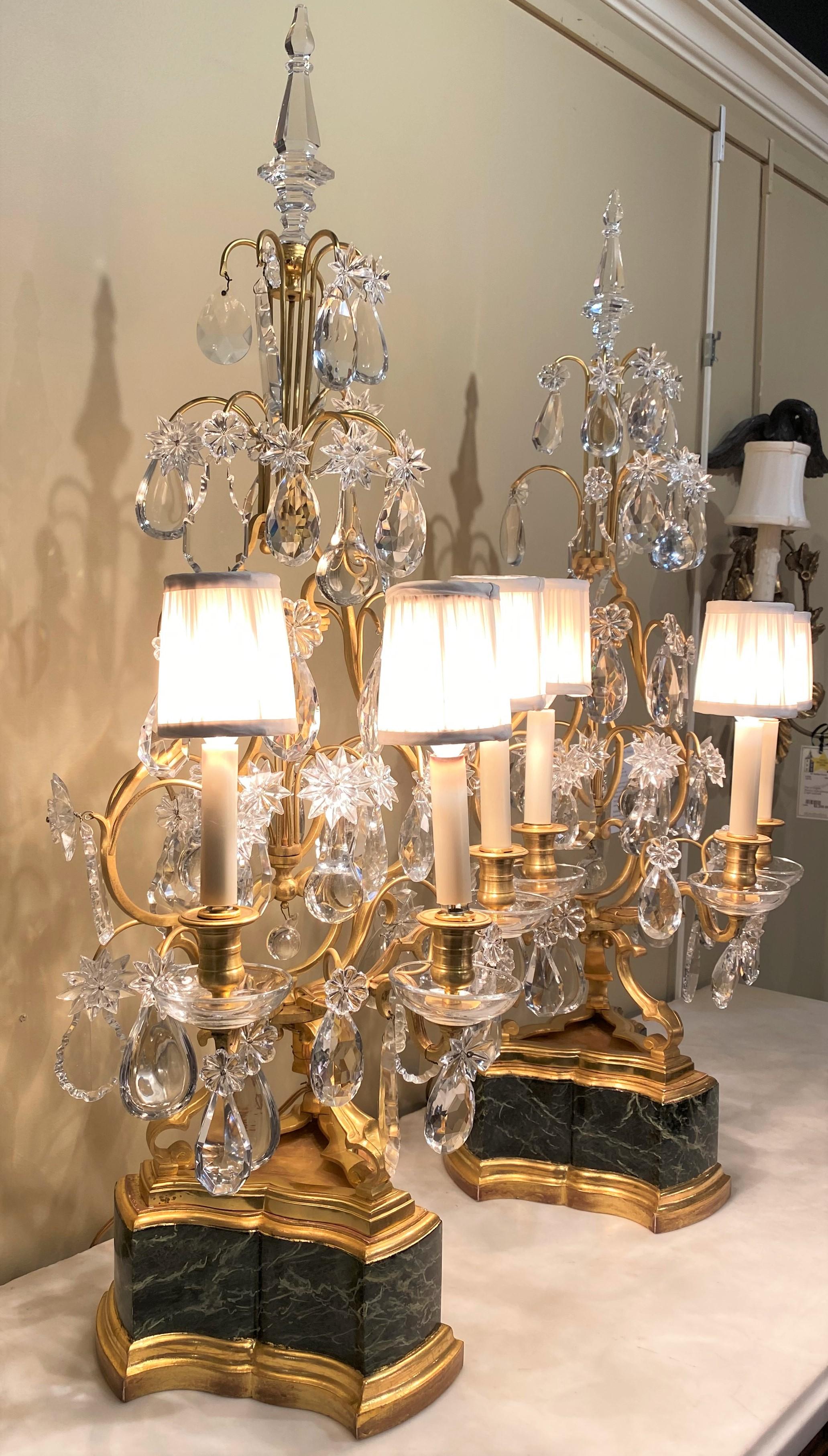 bemalte und vergoldete 3-Licht-Garnituren im Louis-XV-Stil mit geschliffenen Kristallprismen im Zustand „Gut“ im Angebot in Milford, NH