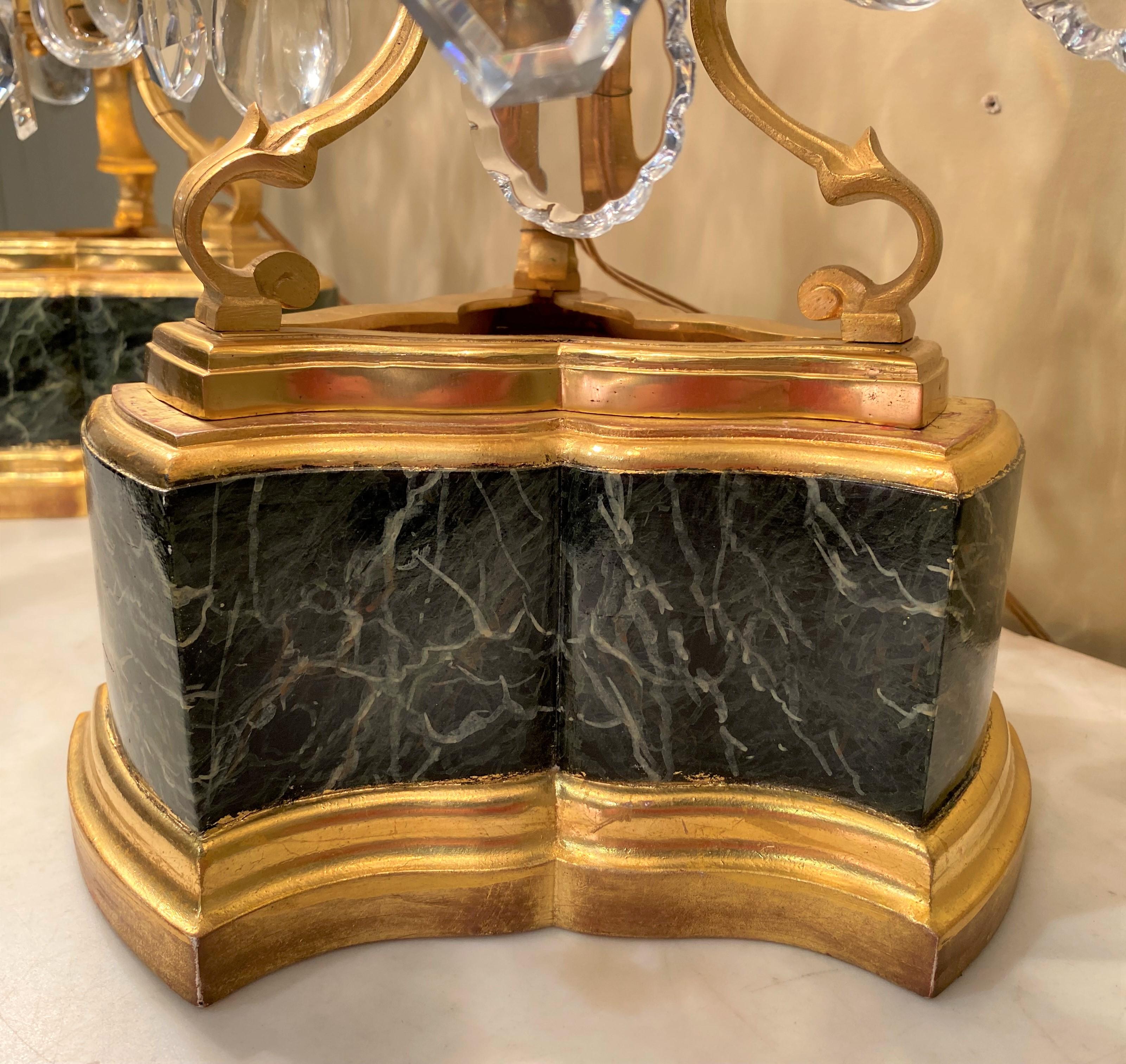 bemalte und vergoldete 3-Licht-Garnituren im Louis-XV-Stil mit geschliffenen Kristallprismen (Metall) im Angebot