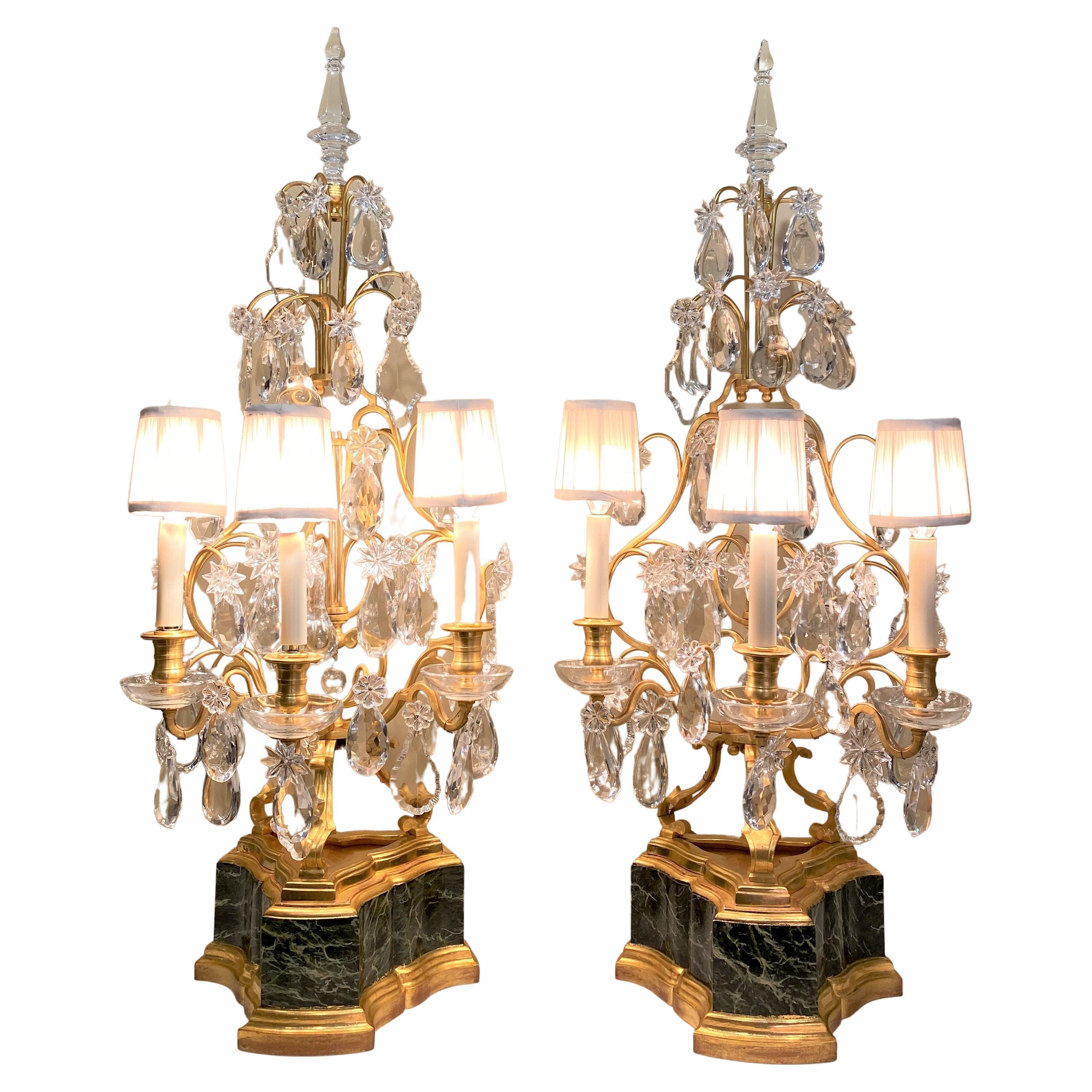 bemalte und vergoldete 3-Licht-Garnituren im Louis-XV-Stil mit geschliffenen Kristallprismen im Angebot