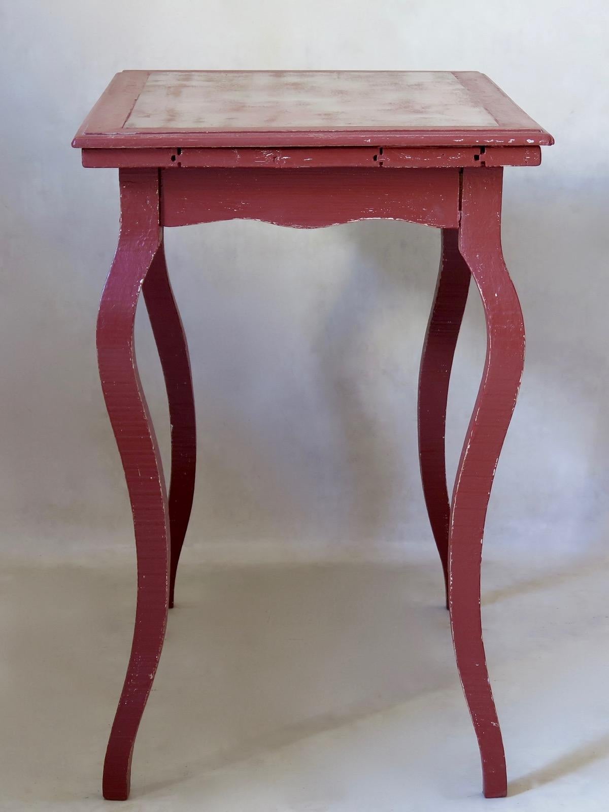 Tisch mit bemalter Holz- und Glasplatte im Stil Louis XV, Frankreich, um 1930 (Louis XV.) im Angebot