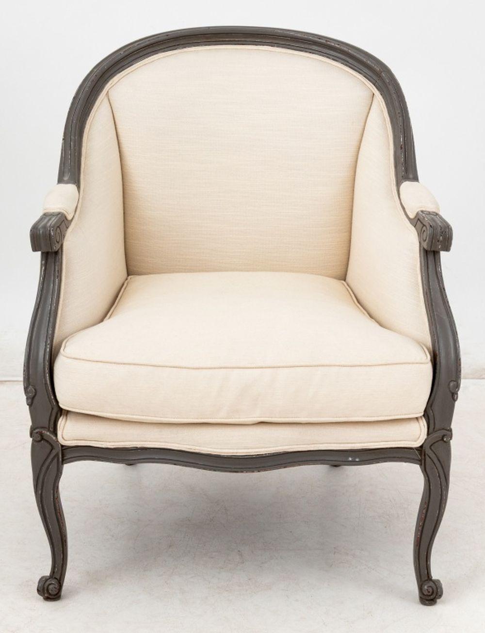 Bergere im Louis XV-Stil aus lackiertem Holz, grau mit cremefarbenem Leinenbezug auf vier Cabriole-Beinen. 34,5