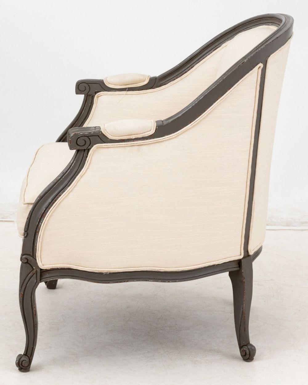 Louis XV Stil Gemaltes Wood Bergere (Louis XV.) im Angebot