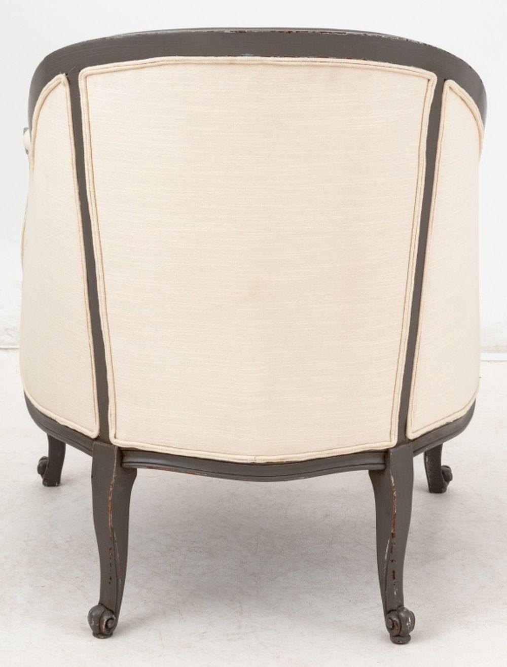Louis XV Stil Gemaltes Wood Bergere (Polster) im Angebot