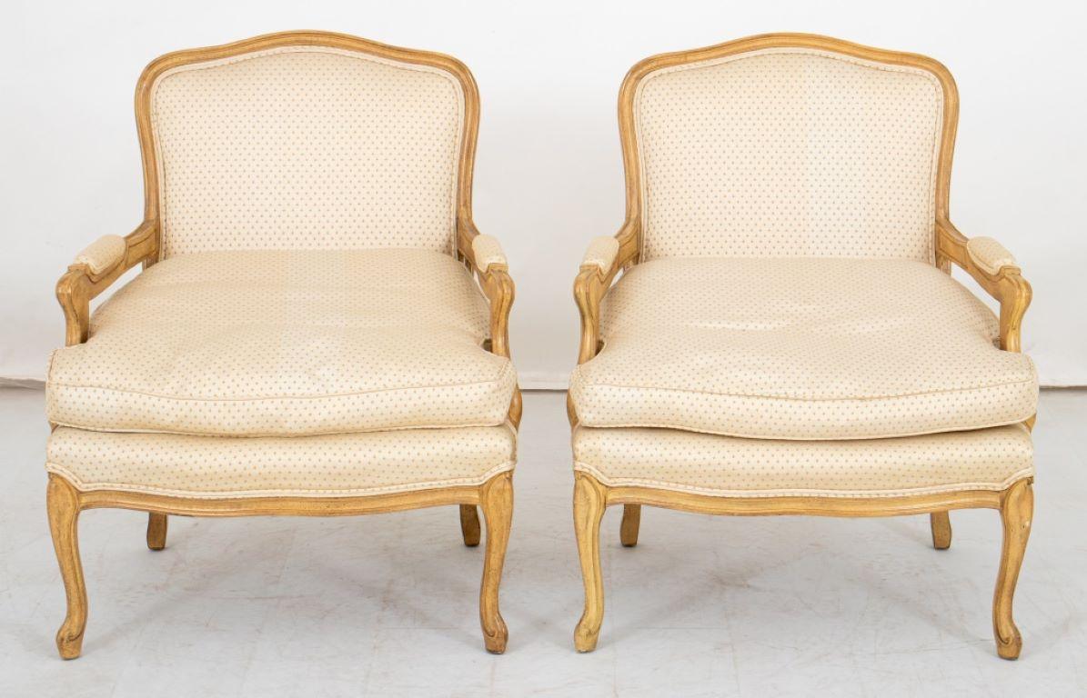 Paar Fauteuils im Stil Louis XV aus beigefarbenem Holz, jeweils mit weiß gepolsterten Sitzen und Armlehnen. 

Händler: S138XX