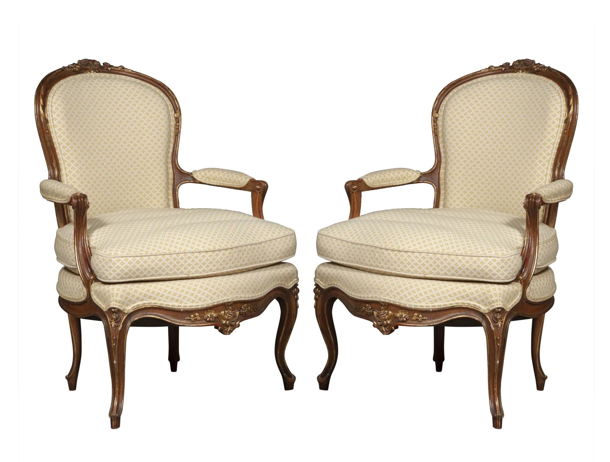 Plongez dans l'élégance intemporelle de nos exquis fauteuils bergères en noyer patiné Louis XV de la fin du XIXe siècle. Fabriquée avec une attention méticuleuse aux détails, chaque chaise est dotée d'un cadre orné de décorations dorées