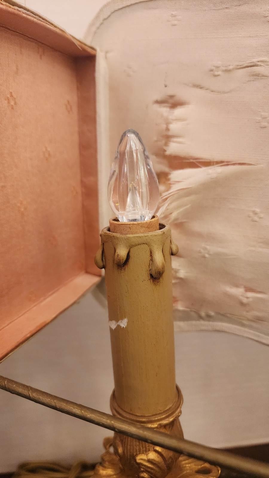 Un par de candelabros de estilo Luis XV, con hermosos abalorios y detalles en bronce. Los muebles de estilo Luis XV se caracterizan por sus formas curvas. Extensa decoración rococó, estaba elaboradamente decorada con intrincadas tallas. Este estilo
