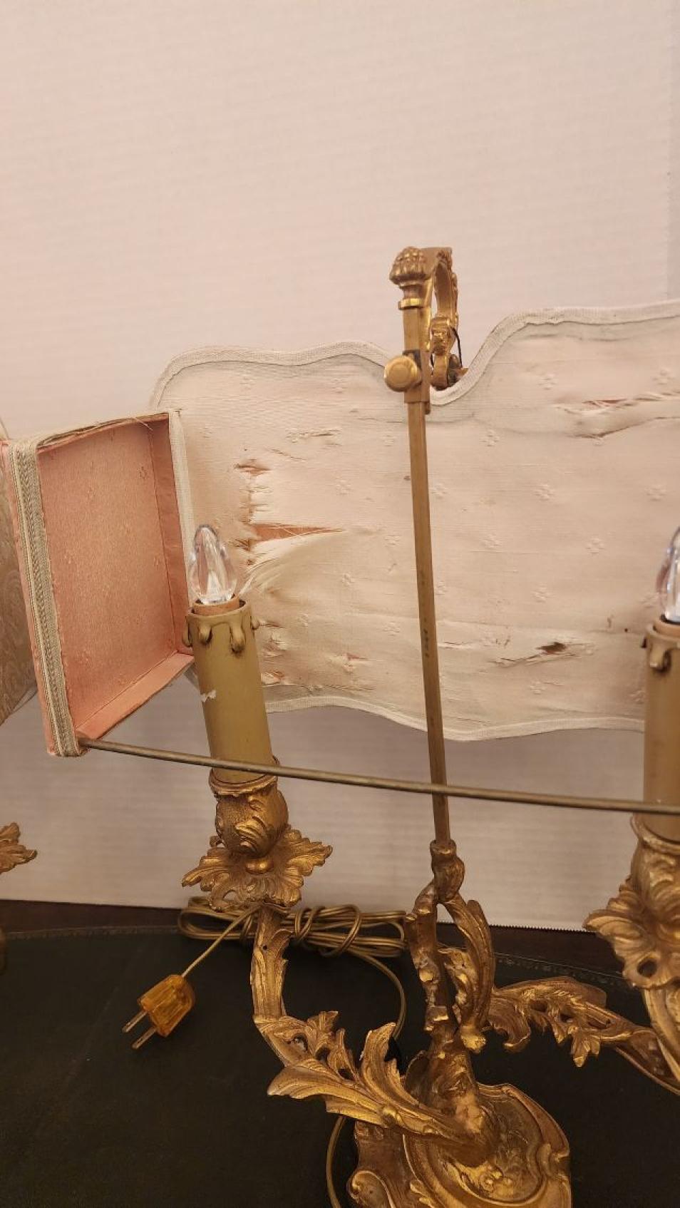 Pareja de candelabros de bronce estilo Luis XV Con cuentas en venta