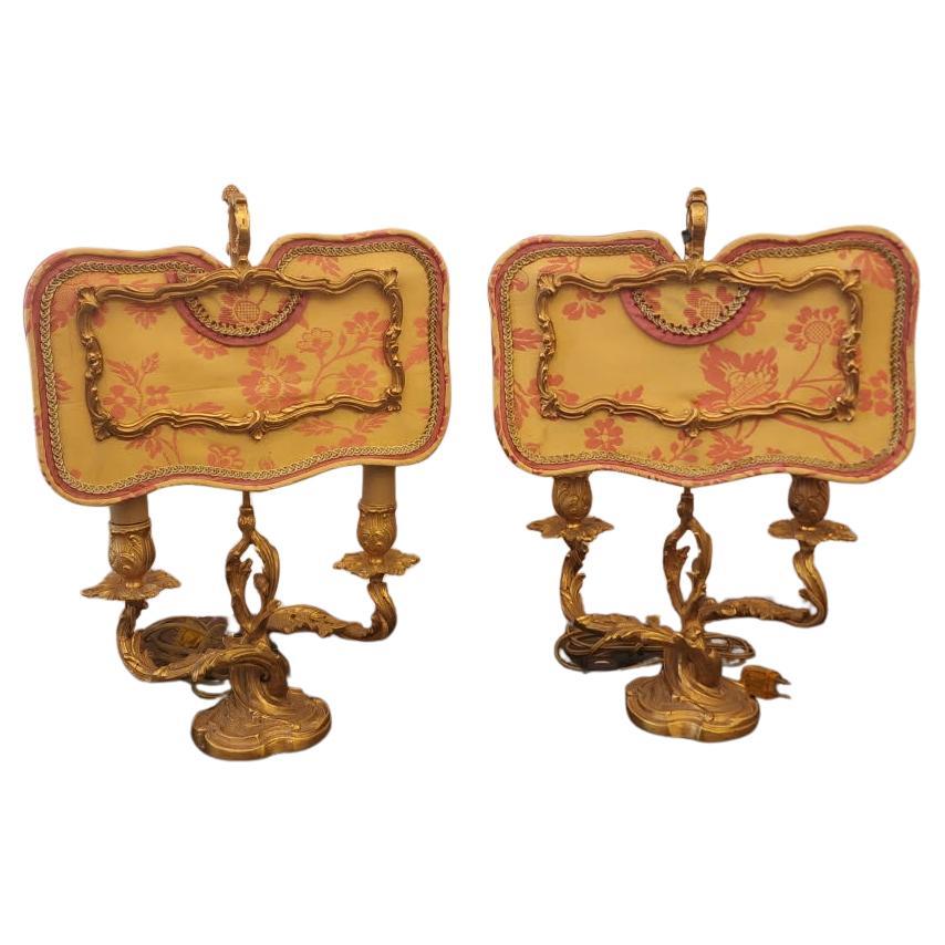 Pareja de candelabros de bronce estilo Luis XV en venta