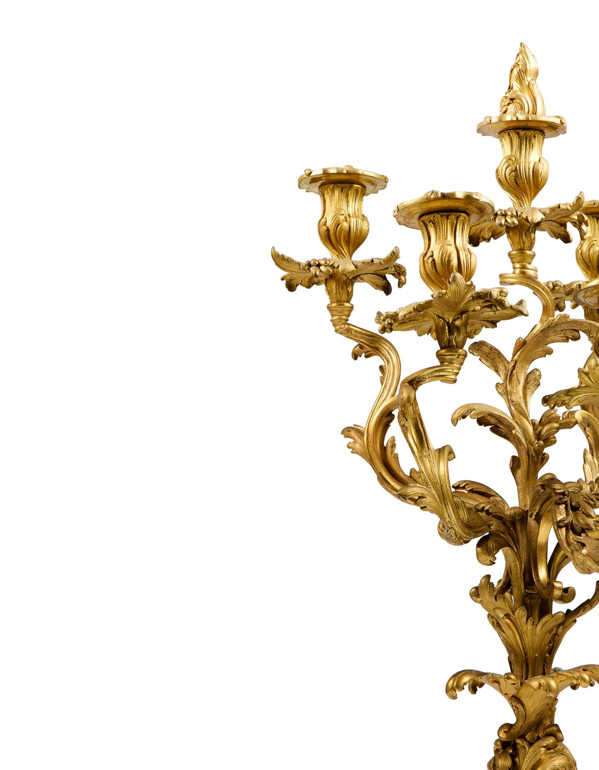 Paar Kandelaber im Louis-XV-Stil aus Goldbronze-Bronze (Louis XV.) im Angebot