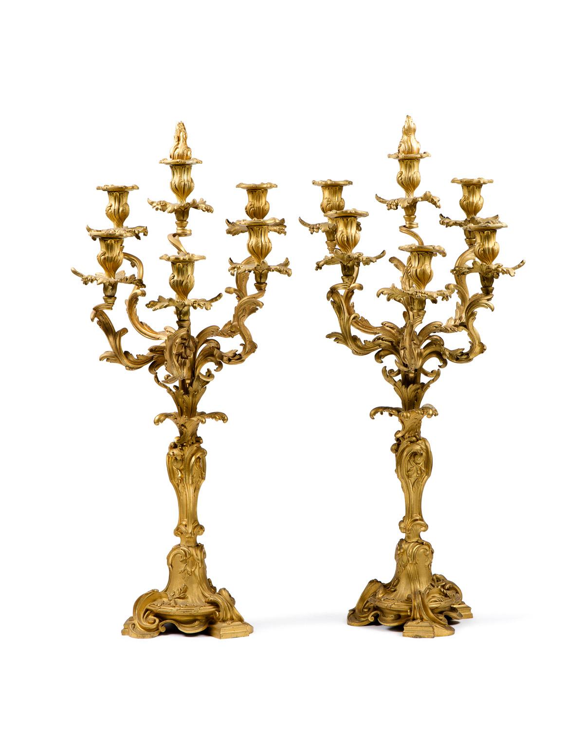 Paar Kandelaber im Louis-XV-Stil aus Goldbronze-Bronze (Französisch) im Angebot