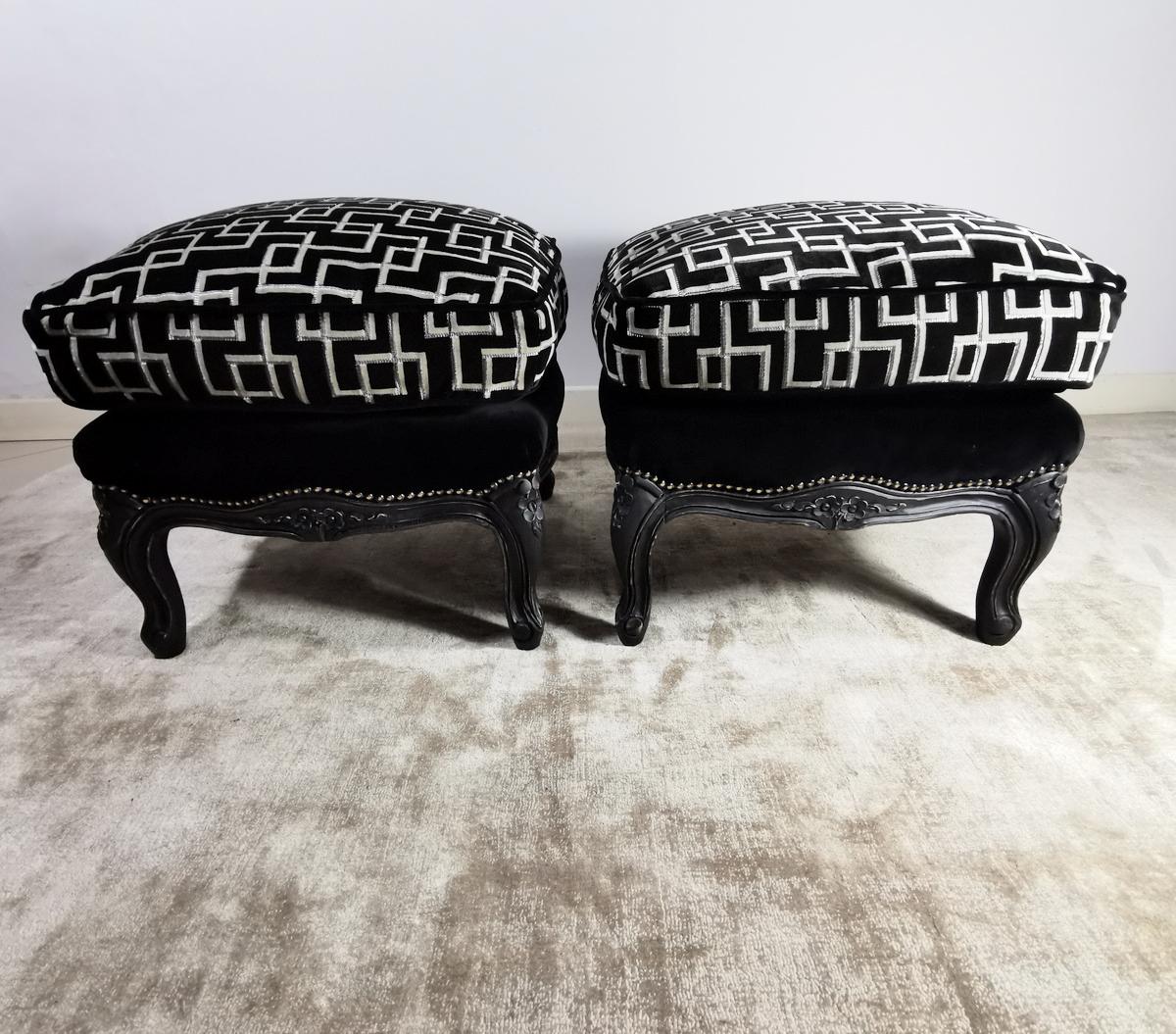 We kindly suggest you read the whole description, because with it we try to give you detailed technical and historical information to guarantee the authenticity of our objects.
Pleasant and graceful pair of poufs in black lacquered oak wood; on the