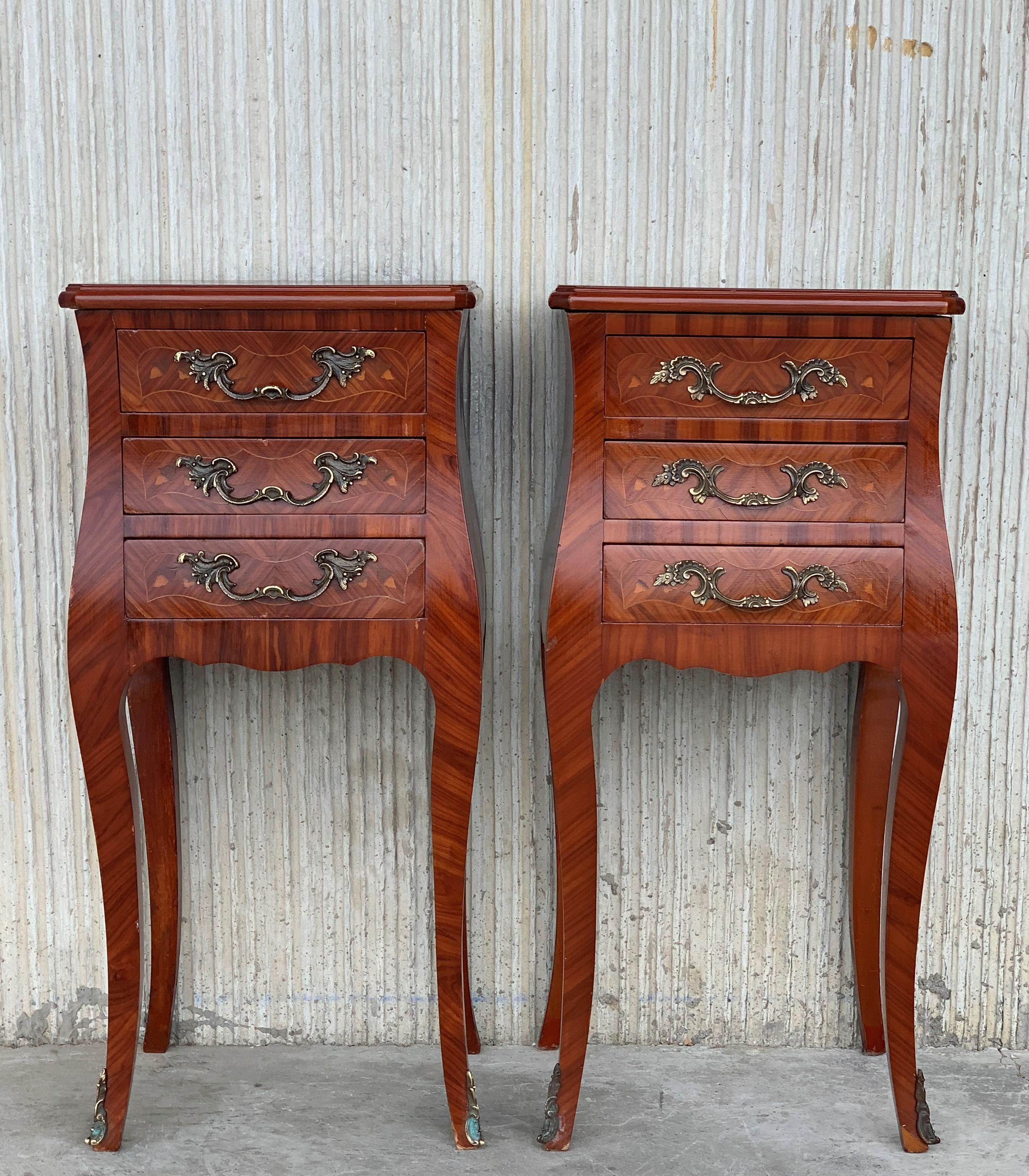 Louis XV Style Pair of Marquetry Nightstands with Three Drawers & Cabriole Legs In Good Condition In Miami, FL