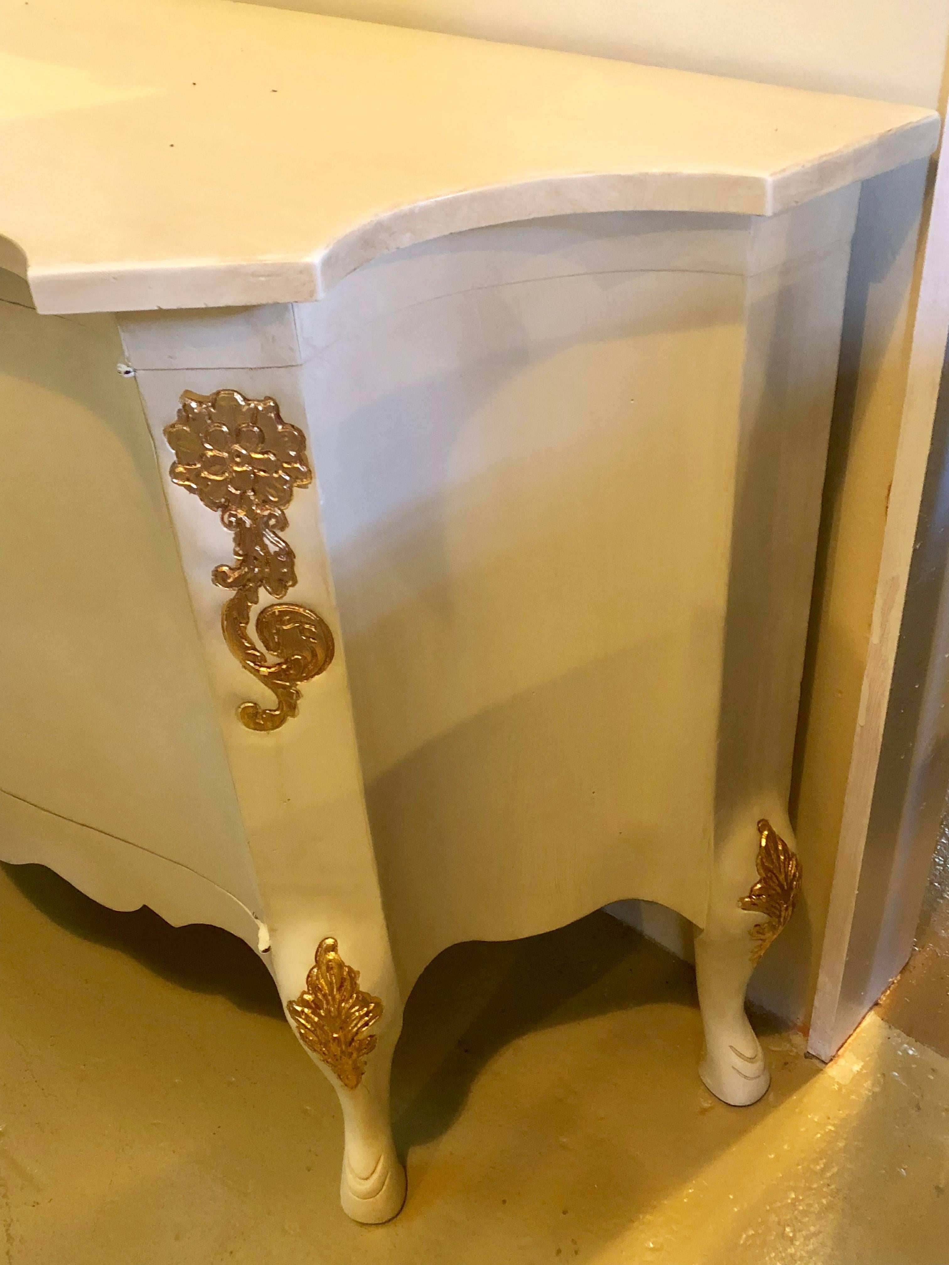 Buffet-serveur à deux portes de style Louis XV à décor de boiseries dorées et de peintures en vente 6