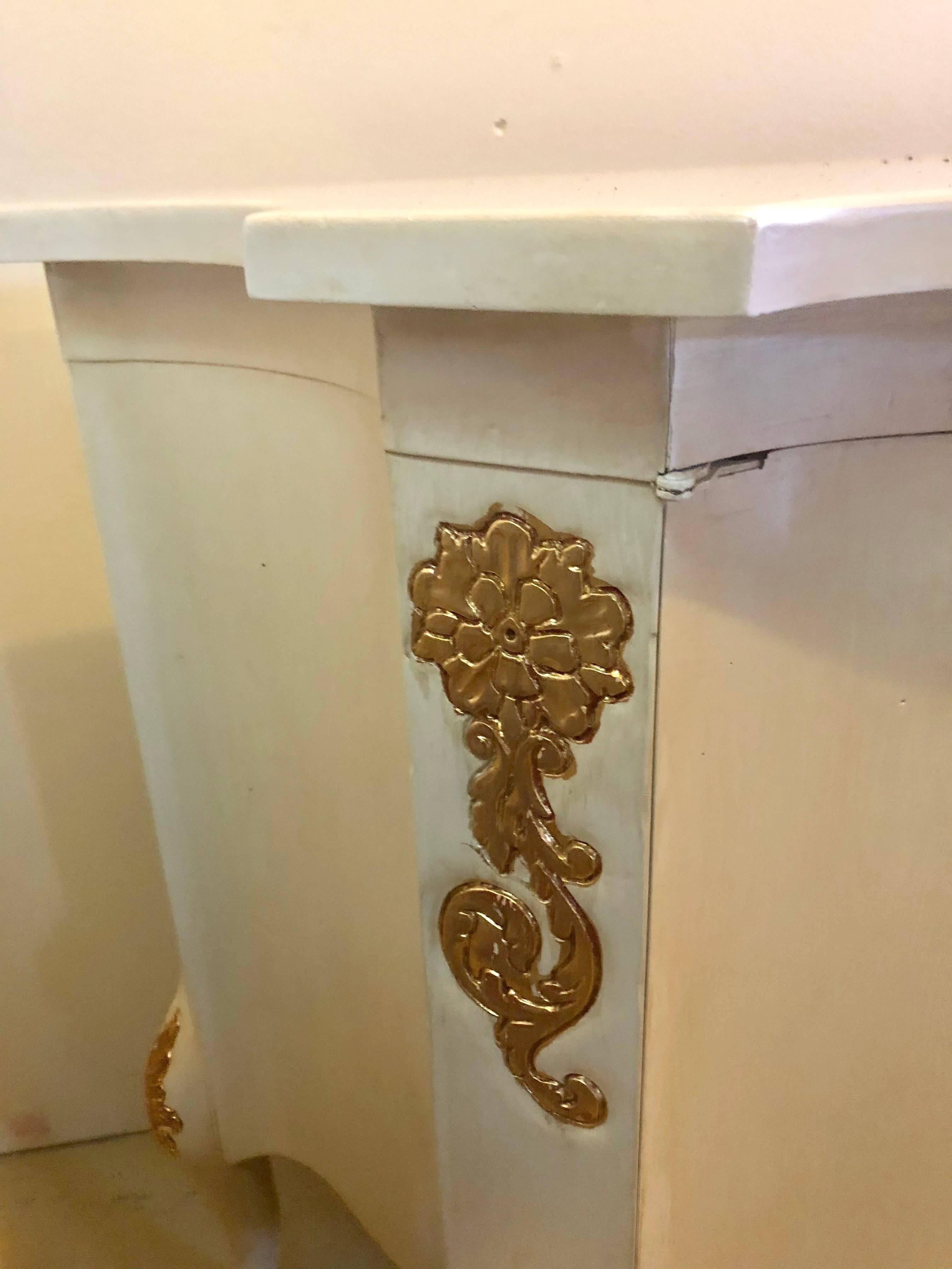 Credenza server a due ante decorata con vernice e doratura in stile Luigi XV in vendita 8