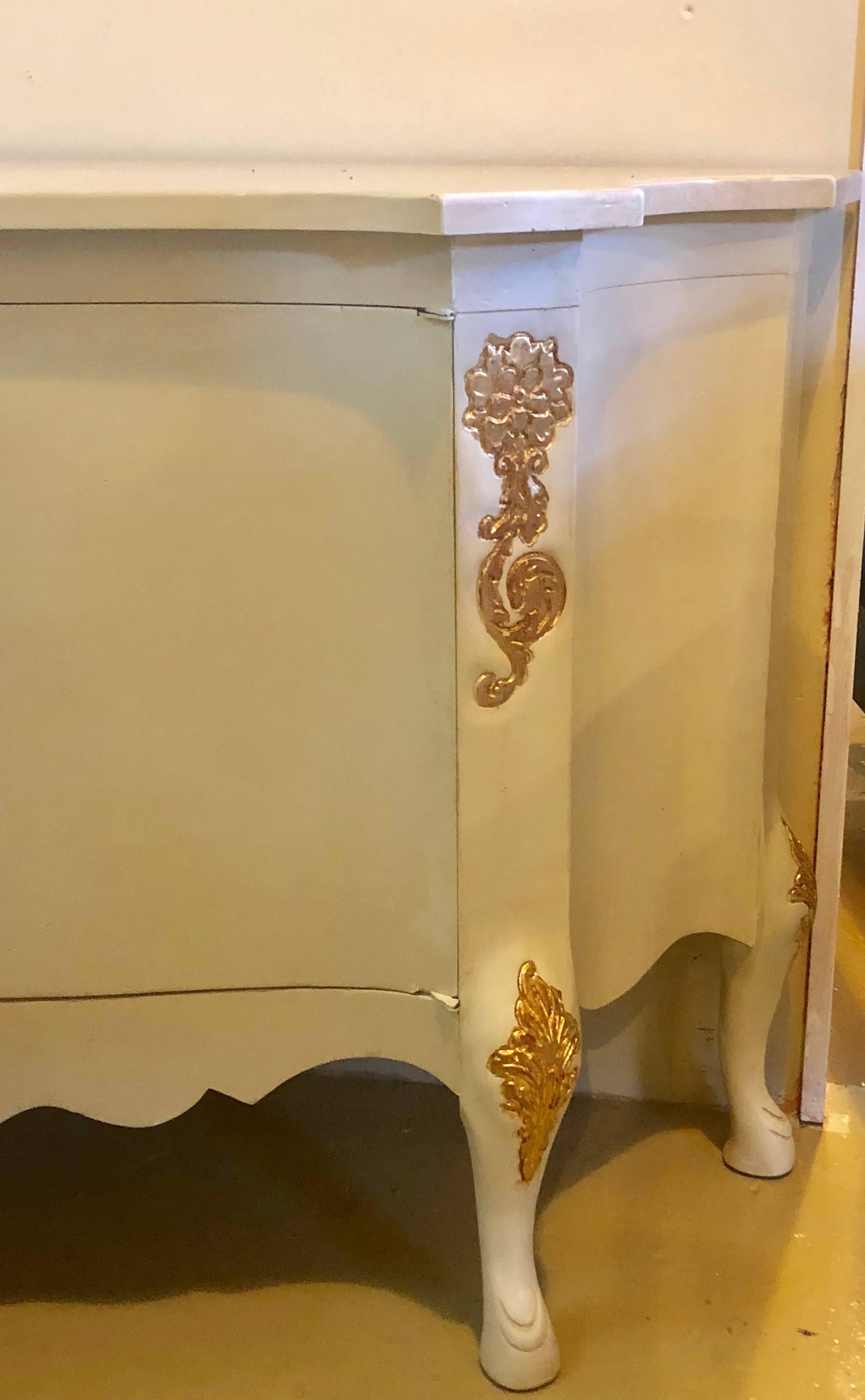 Credenza server a due ante decorata con vernice e doratura in stile Luigi XV in vendita 3