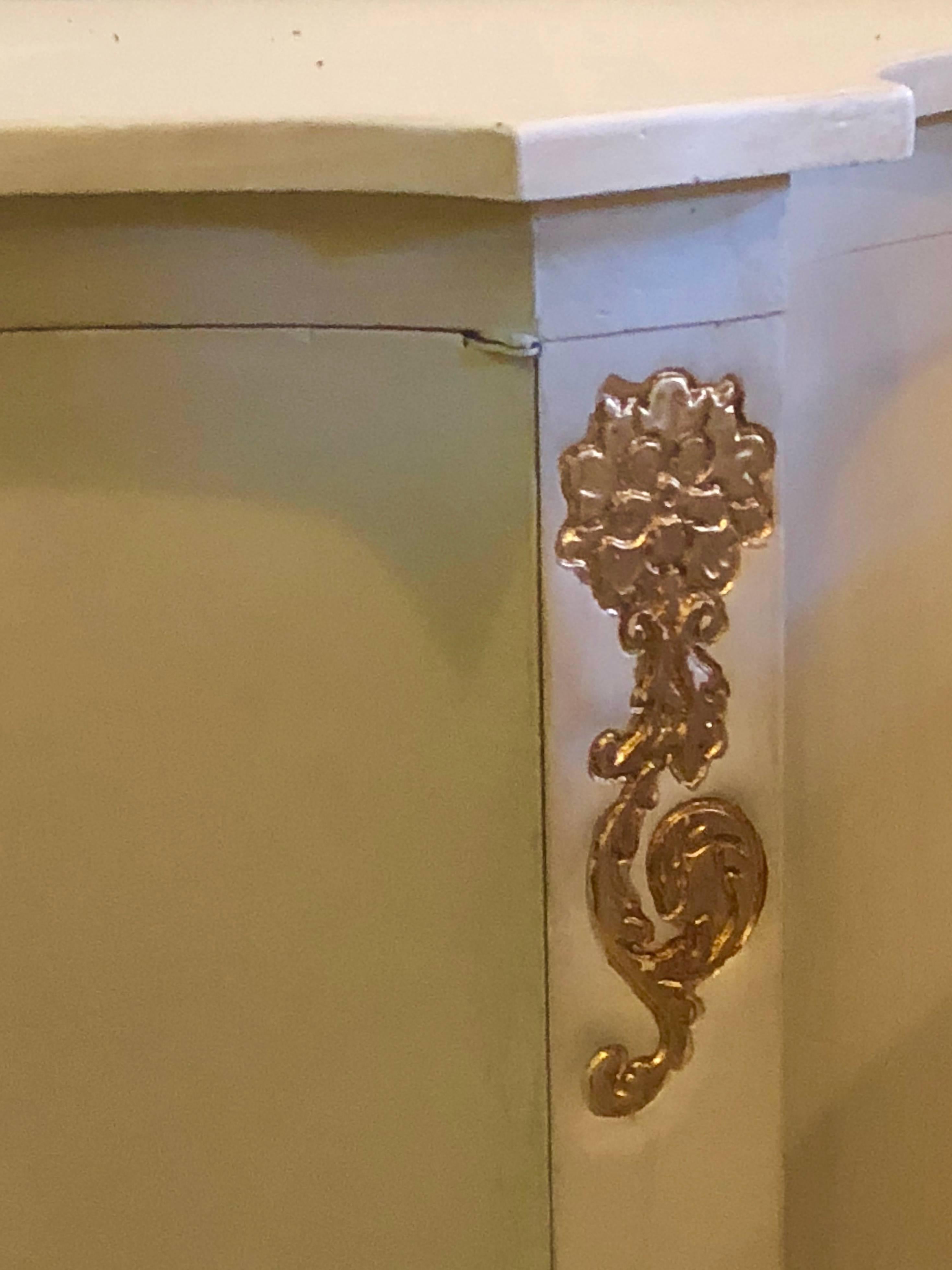 Buffet-serveur à deux portes de style Louis XV à décor de boiseries dorées et de peintures en vente 4