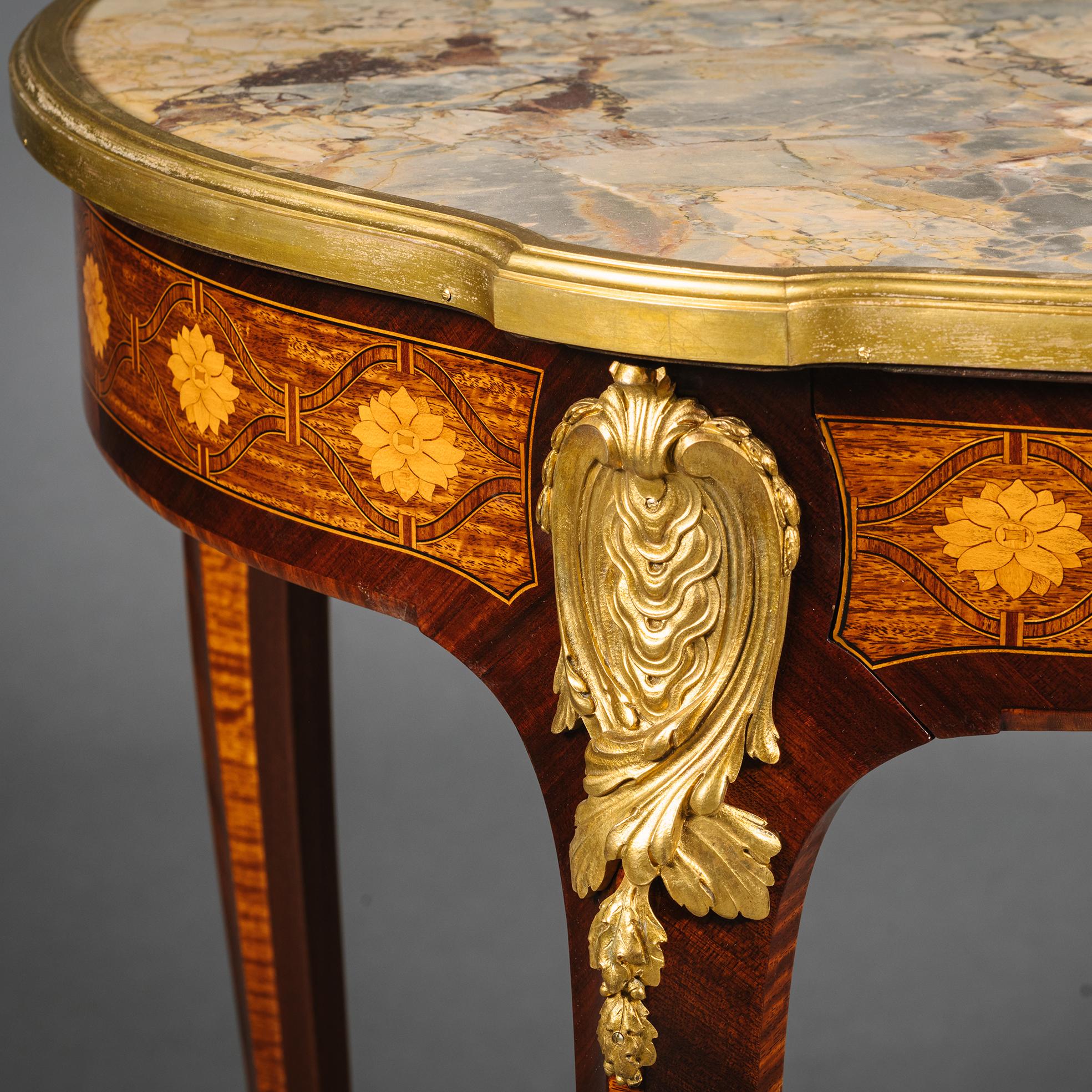  Beistelltisch mit Parkett im Stil Louis XV und einer Platte aus Sarrancolin-Marmor (Französisch) im Angebot