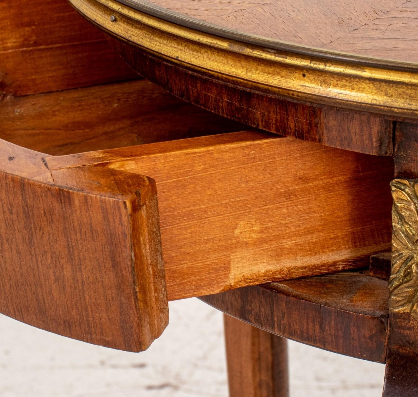Runder Gueridon-Tisch im Stil Louis XV mit Parkett (Holz) im Angebot