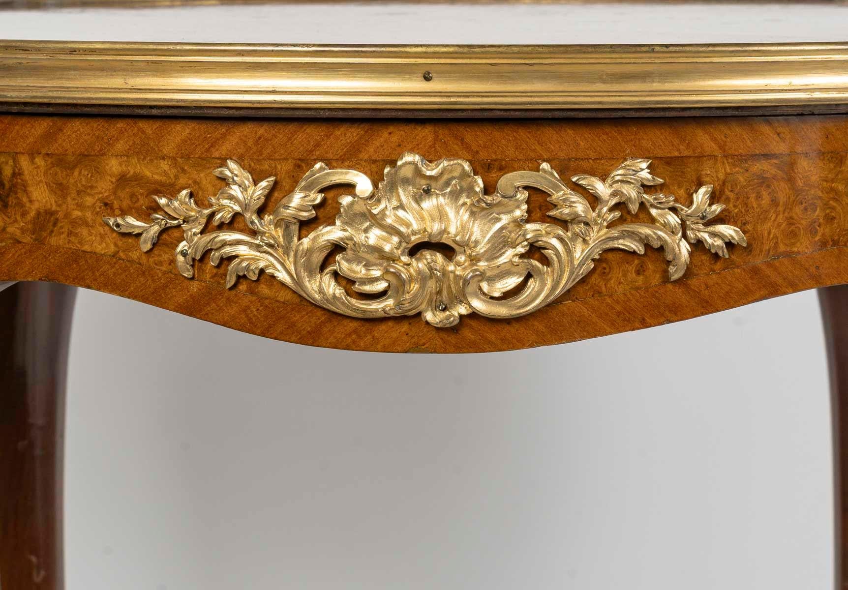 Louis XV style pedestal table in marquetry and gilt bronzes, 19th century.

Louis XV style pedestal table, Napoleon III period, inlaid wood and gilt bronzes, 19th century.
H: 76cm, D: 70cm