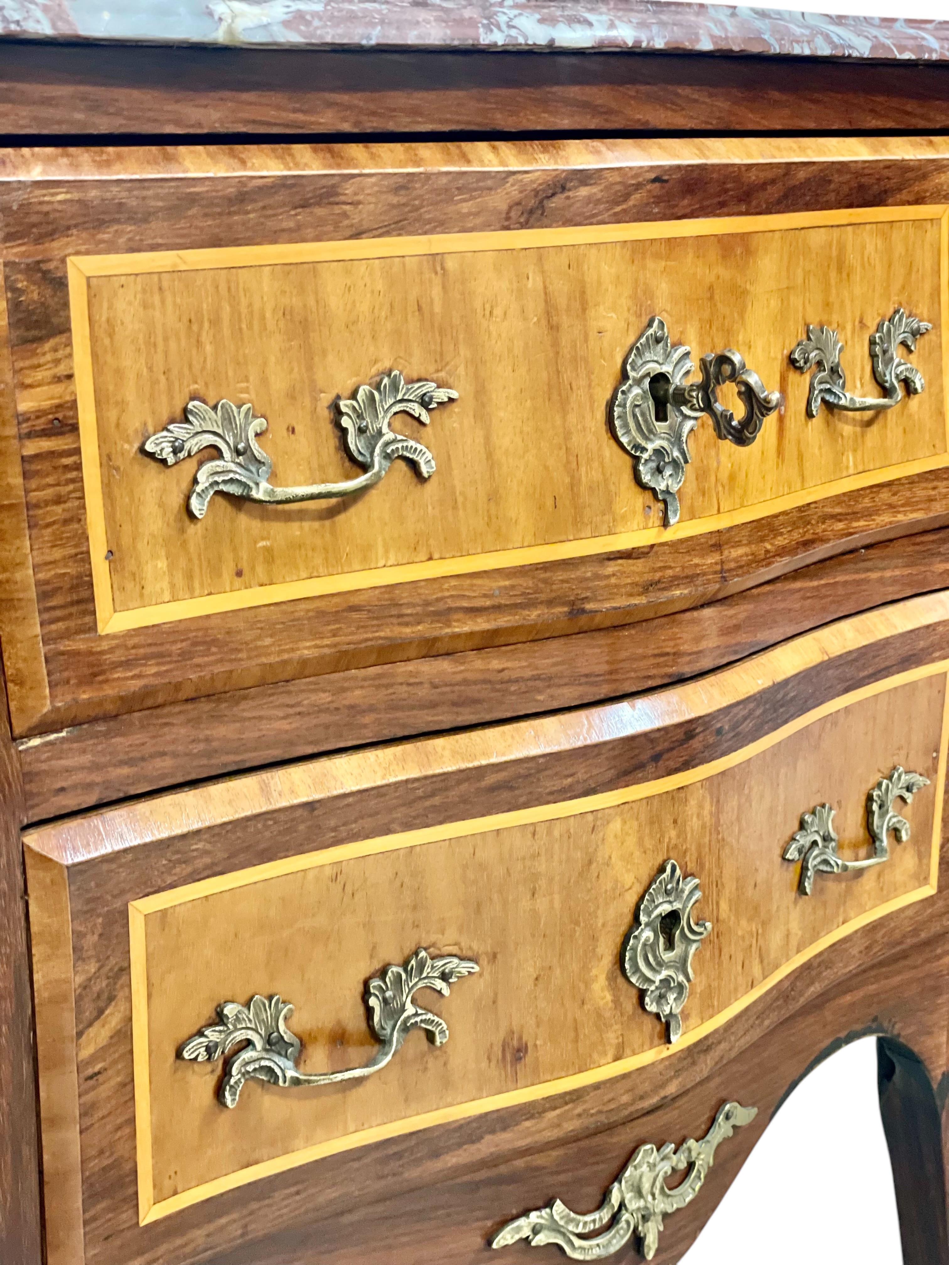 Commode Petite Marquetry in stile Luigi XV del XIX secolo in vendita 5