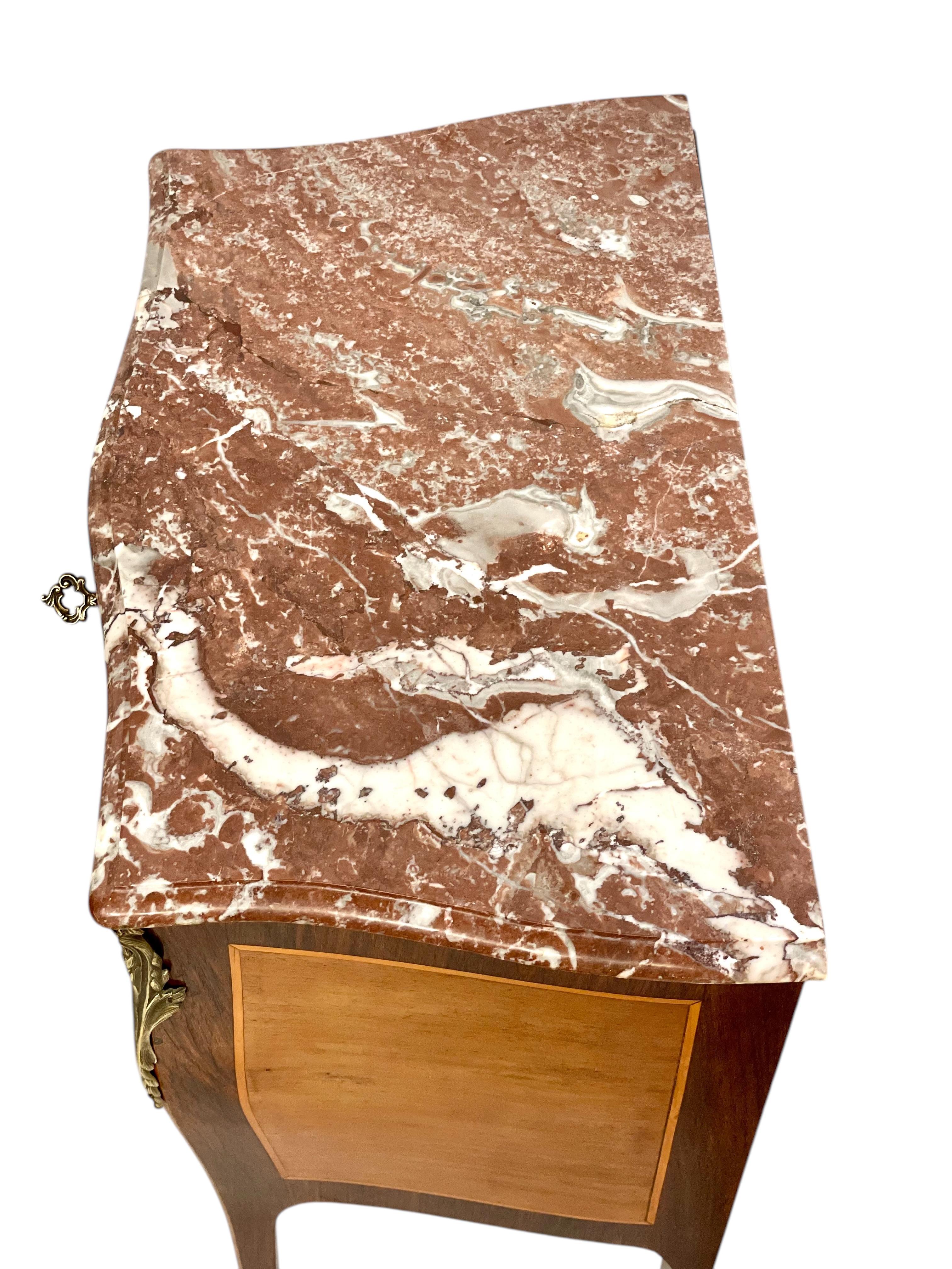 Commode Petite Marquetry in stile Luigi XV del XIX secolo in vendita 6