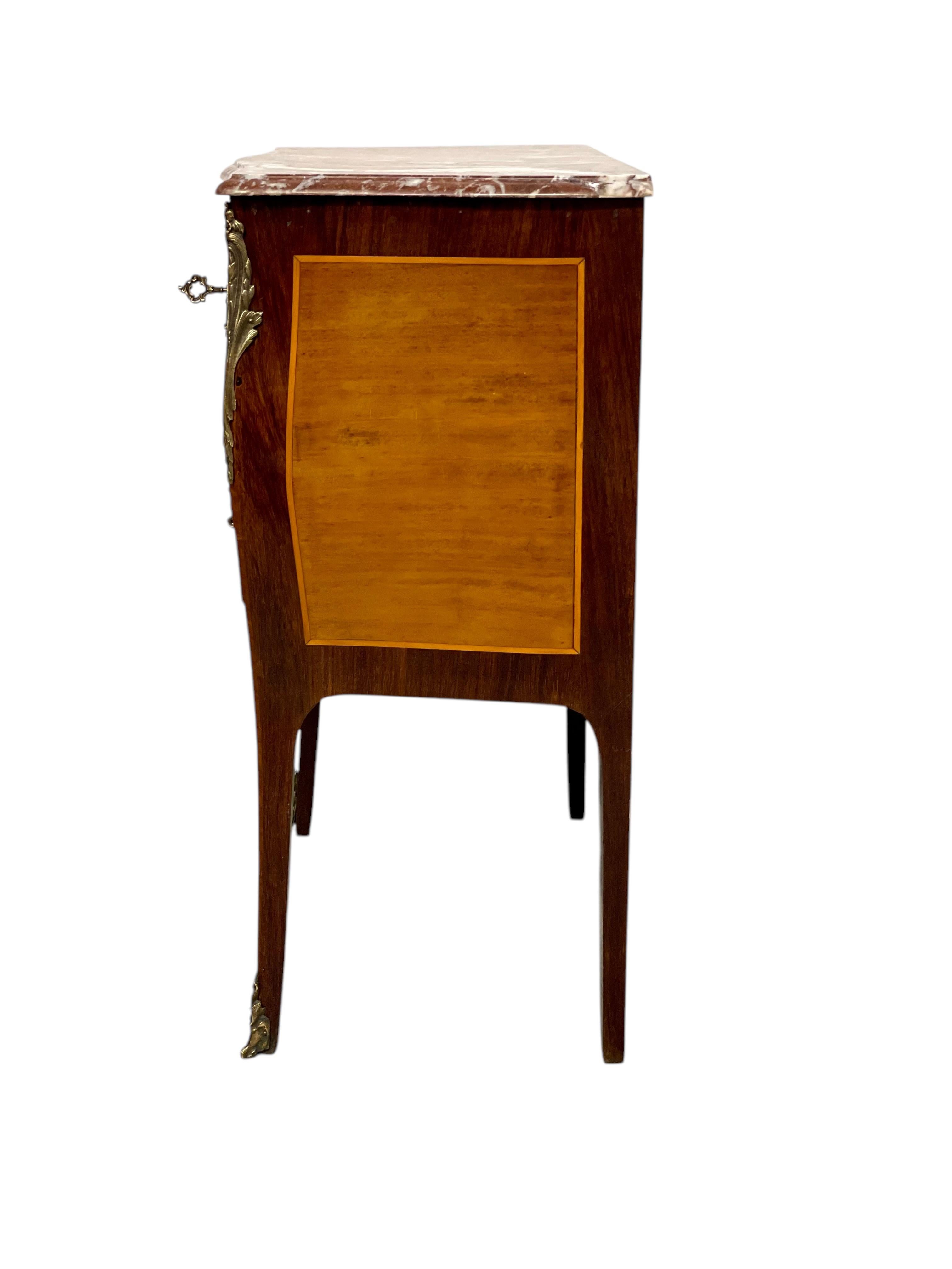 Commode Petite Marquetry in stile Luigi XV del XIX secolo in vendita 7