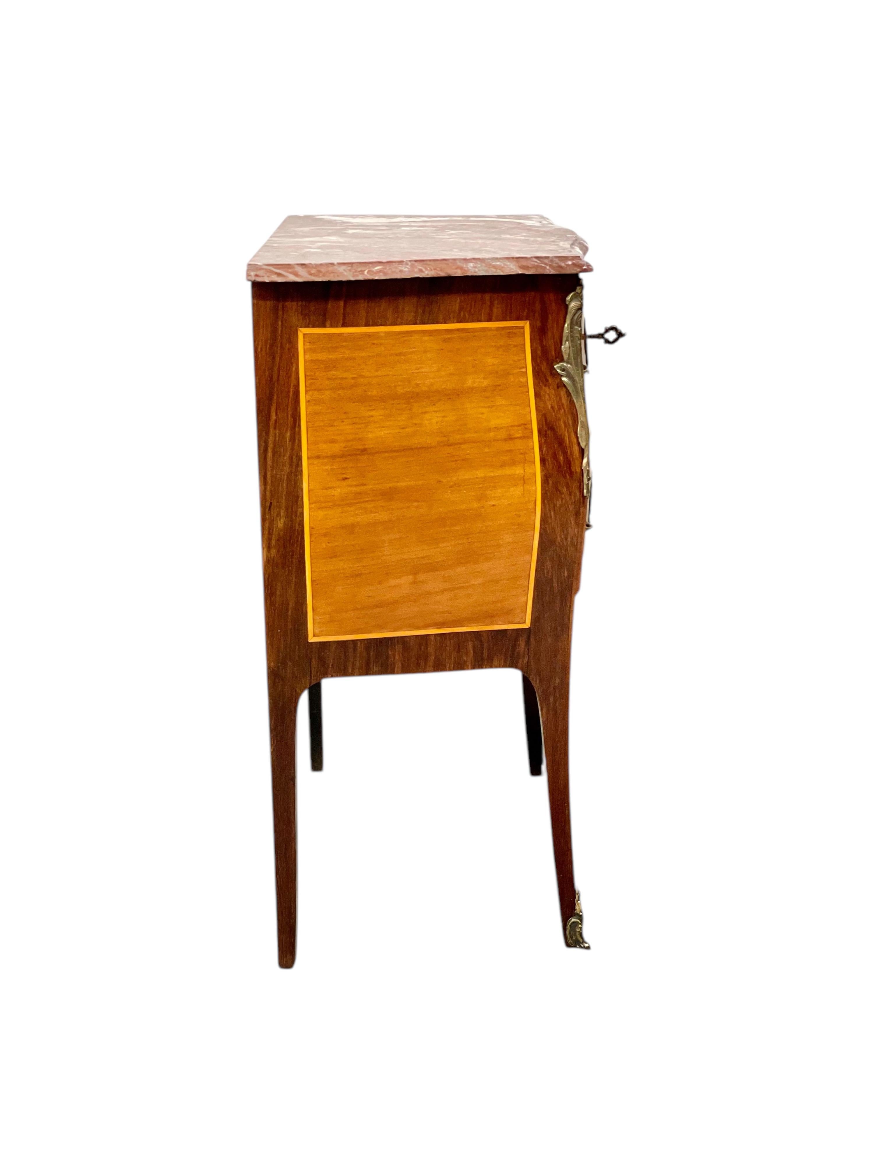Commode Petite Marquetry in stile Luigi XV del XIX secolo in vendita 10