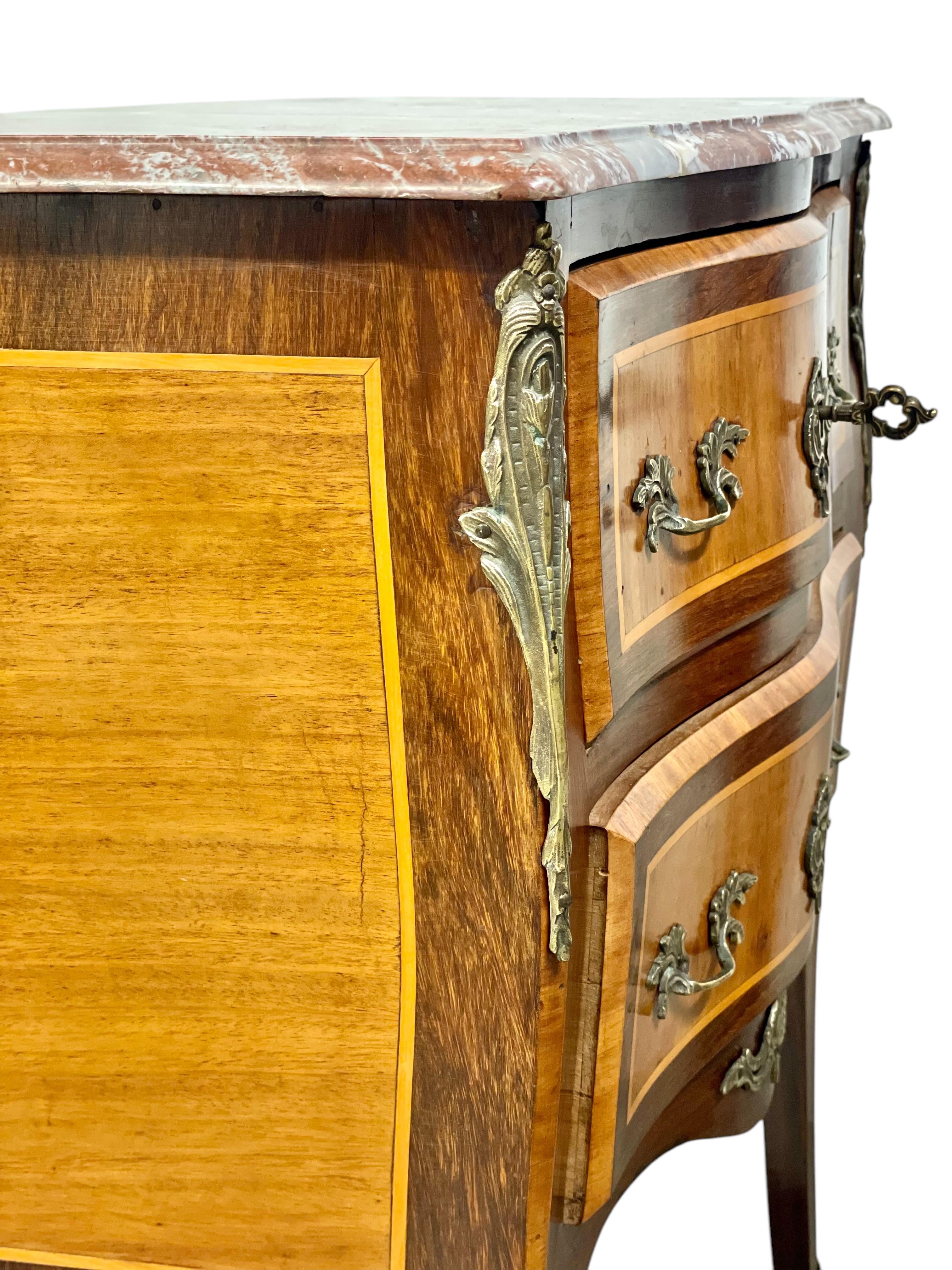 Commode Petite Marquetry in stile Luigi XV del XIX secolo in vendita 11