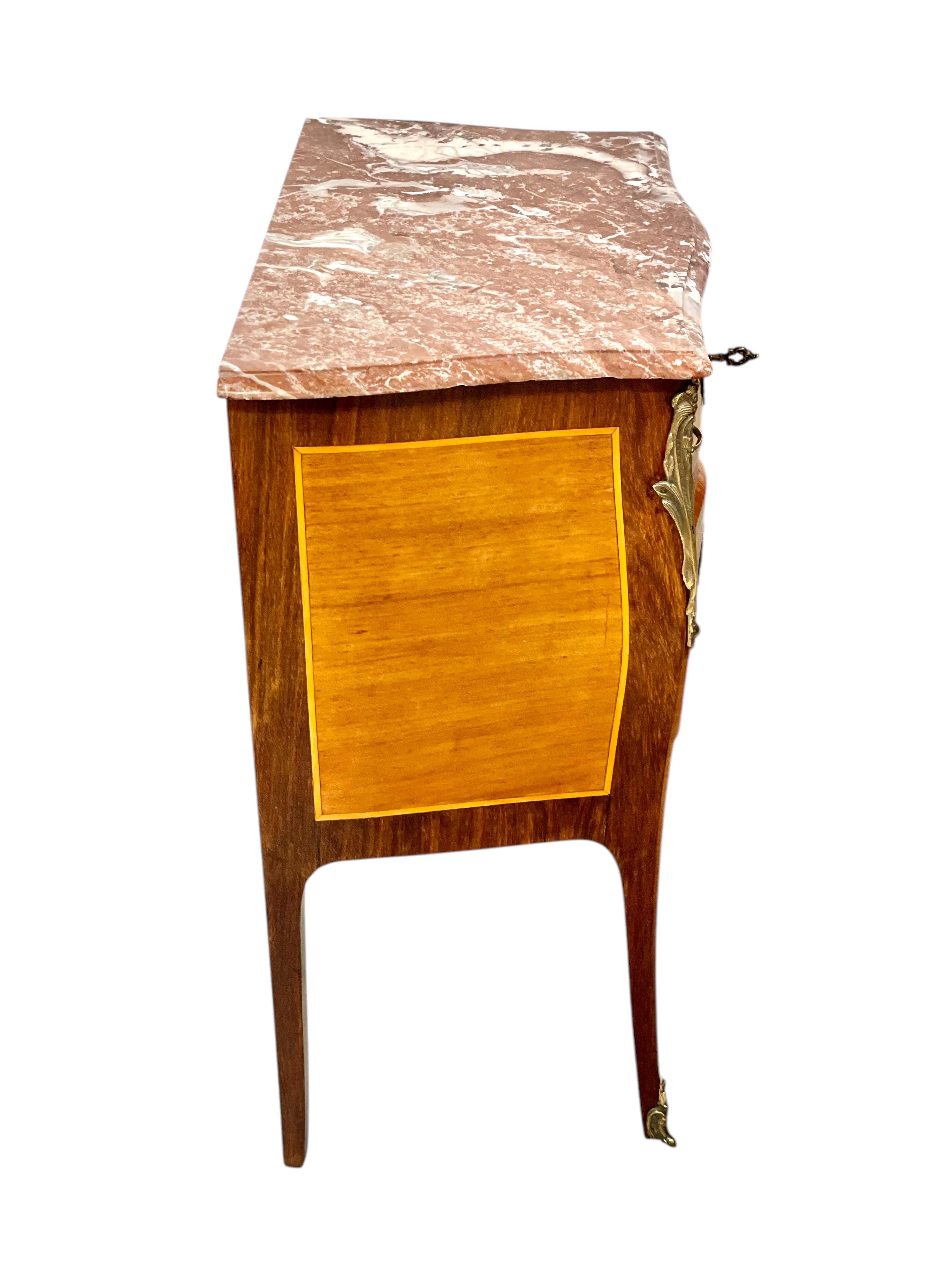Commode Petite Marquetry in stile Luigi XV del XIX secolo in vendita 12