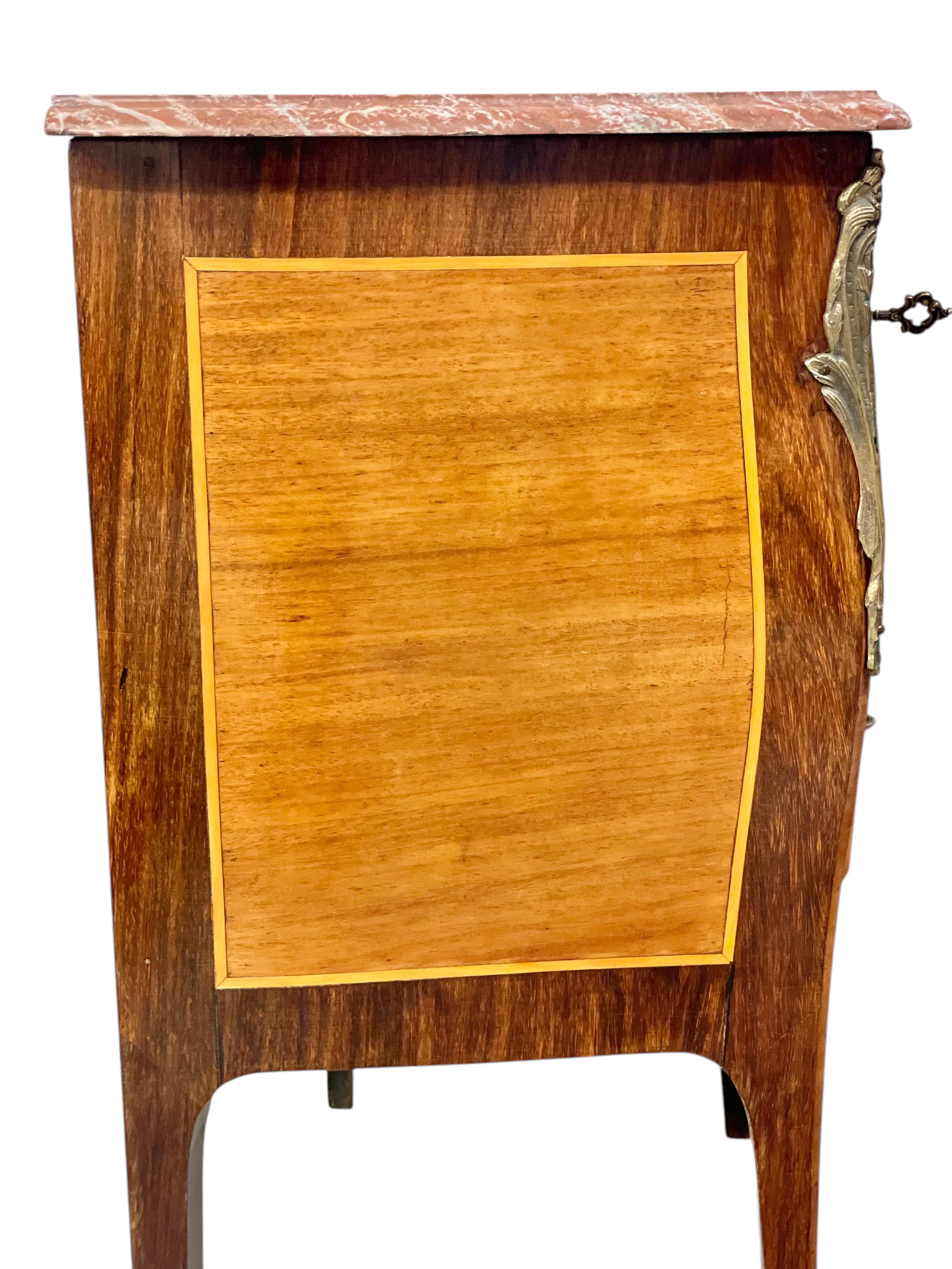 Commode Petite Marquetry in stile Luigi XV del XIX secolo in vendita 13