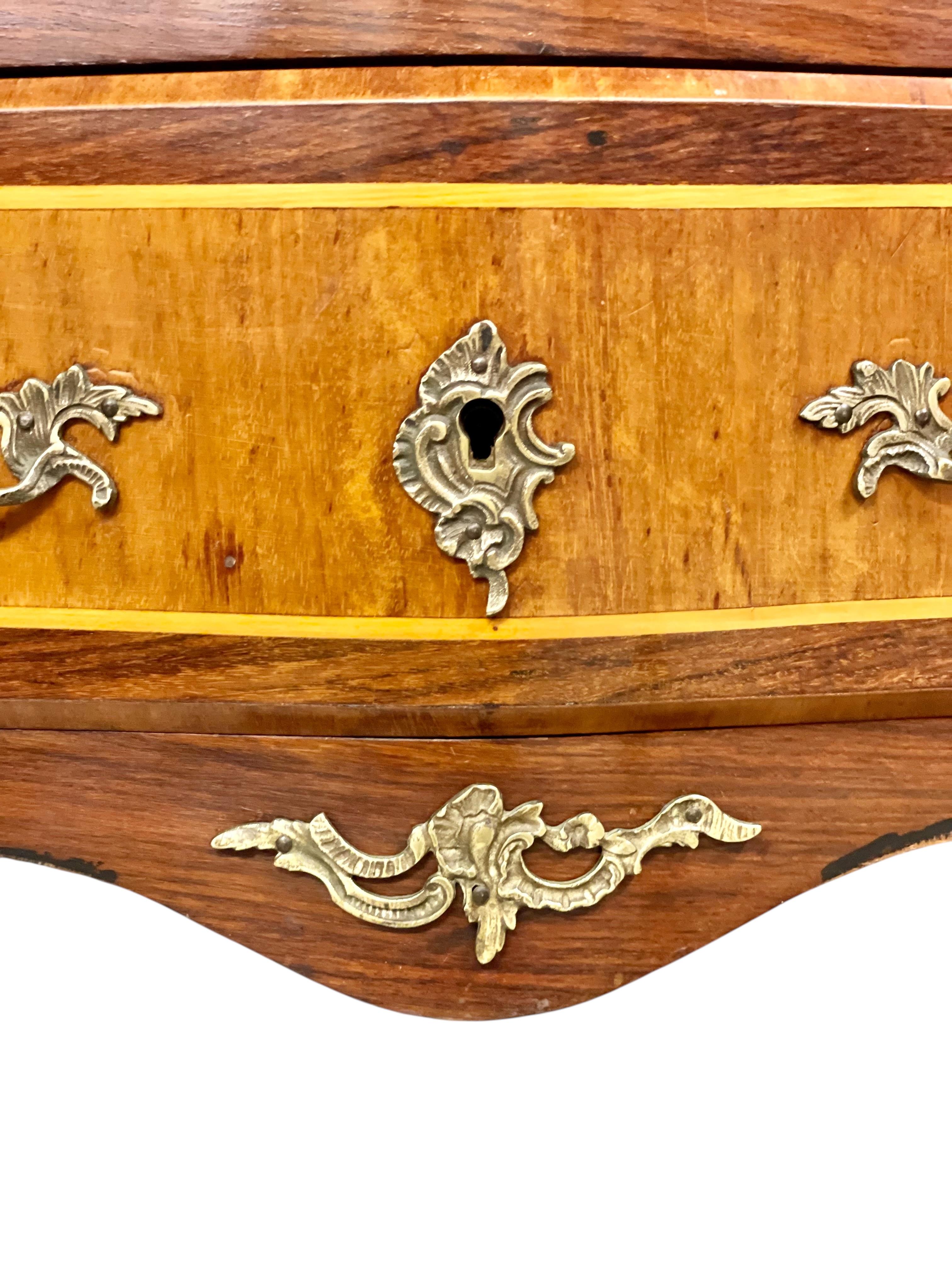 Marqueterie Commode Petite Marquetry in stile Luigi XV del XIX secolo in vendita