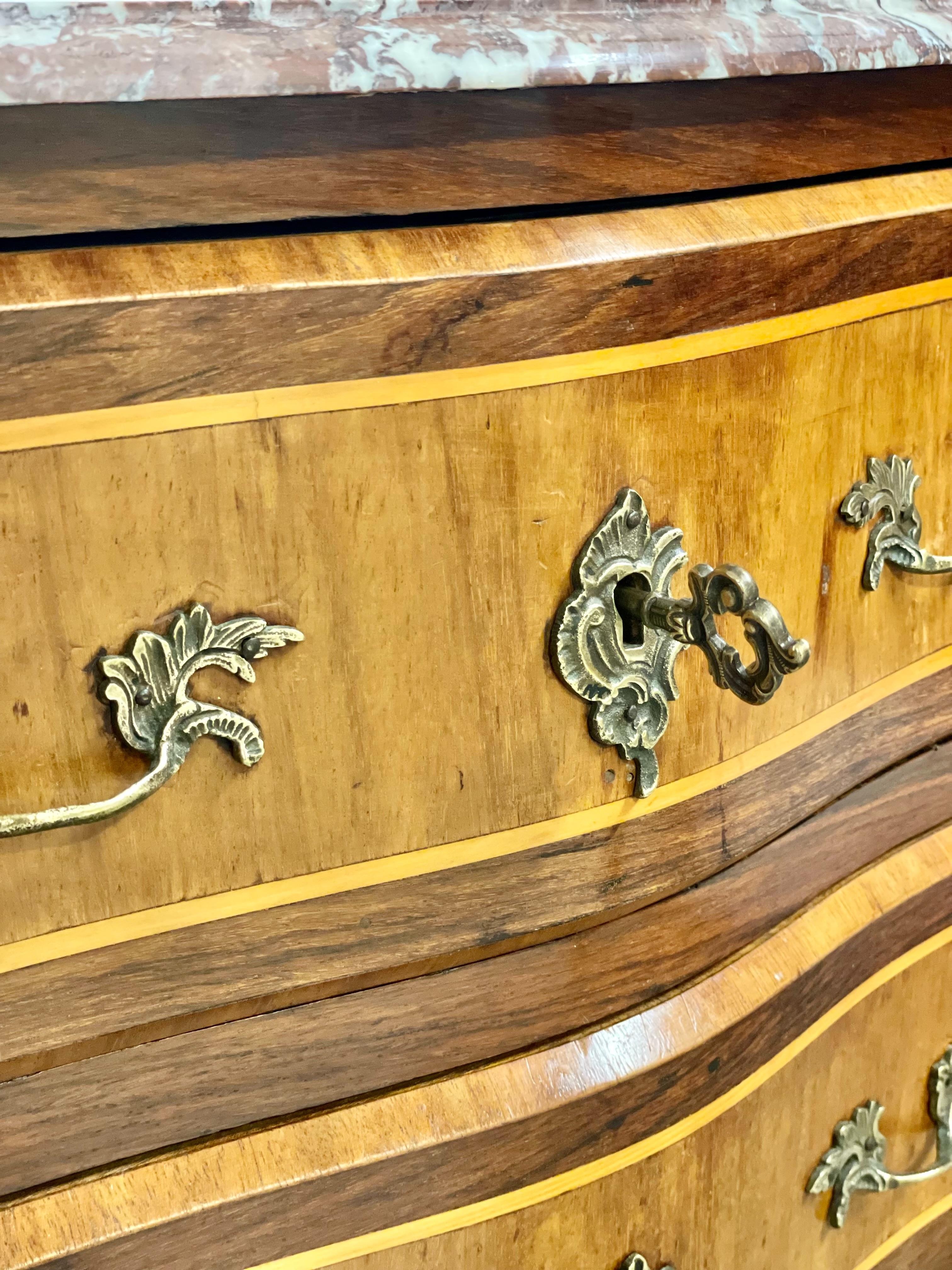 Commode Petite Marquetry in stile Luigi XV del XIX secolo In condizioni buone in vendita a LA CIOTAT, FR