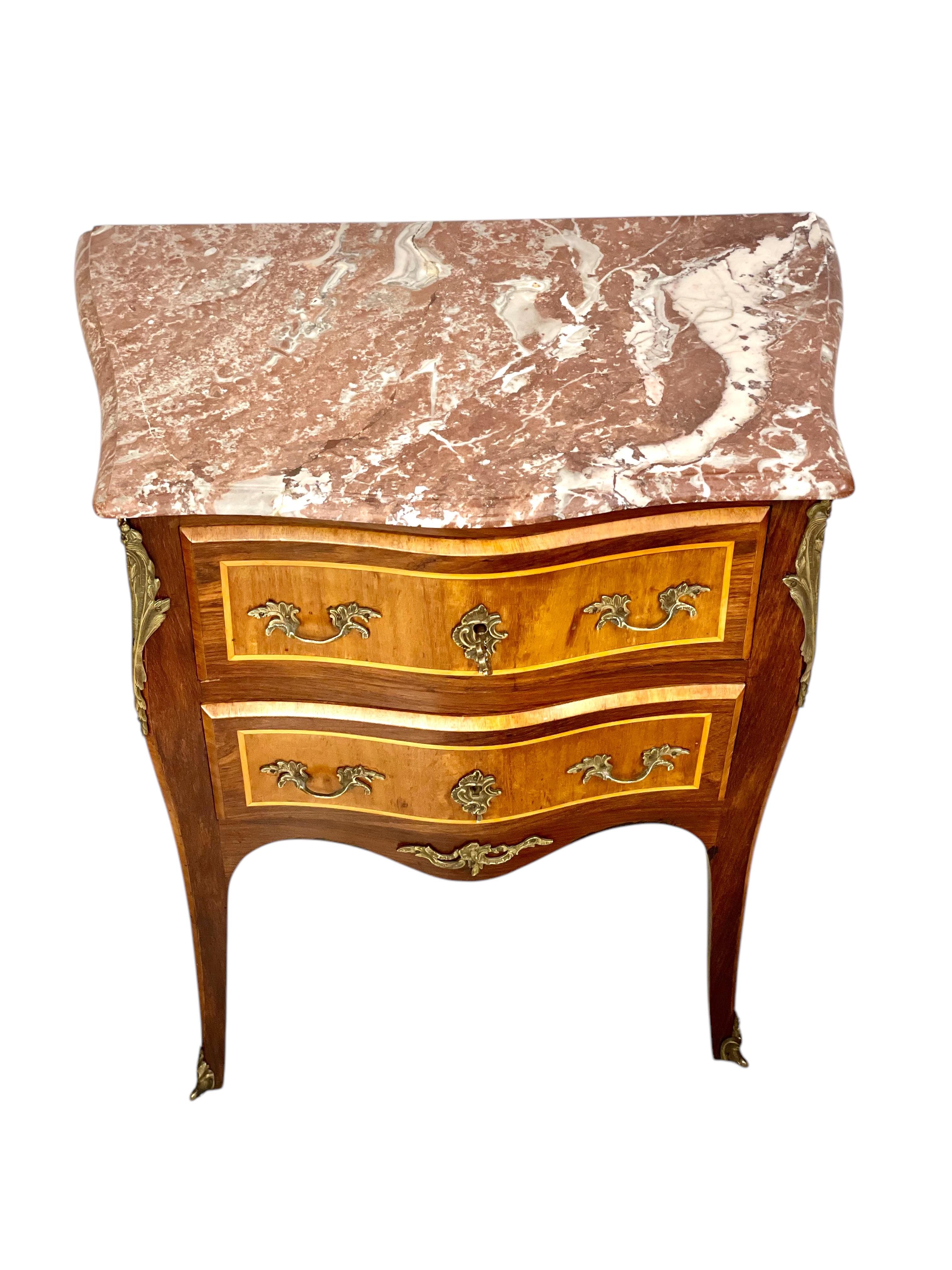 Commode Petite Marquetry in stile Luigi XV del XIX secolo in vendita 1