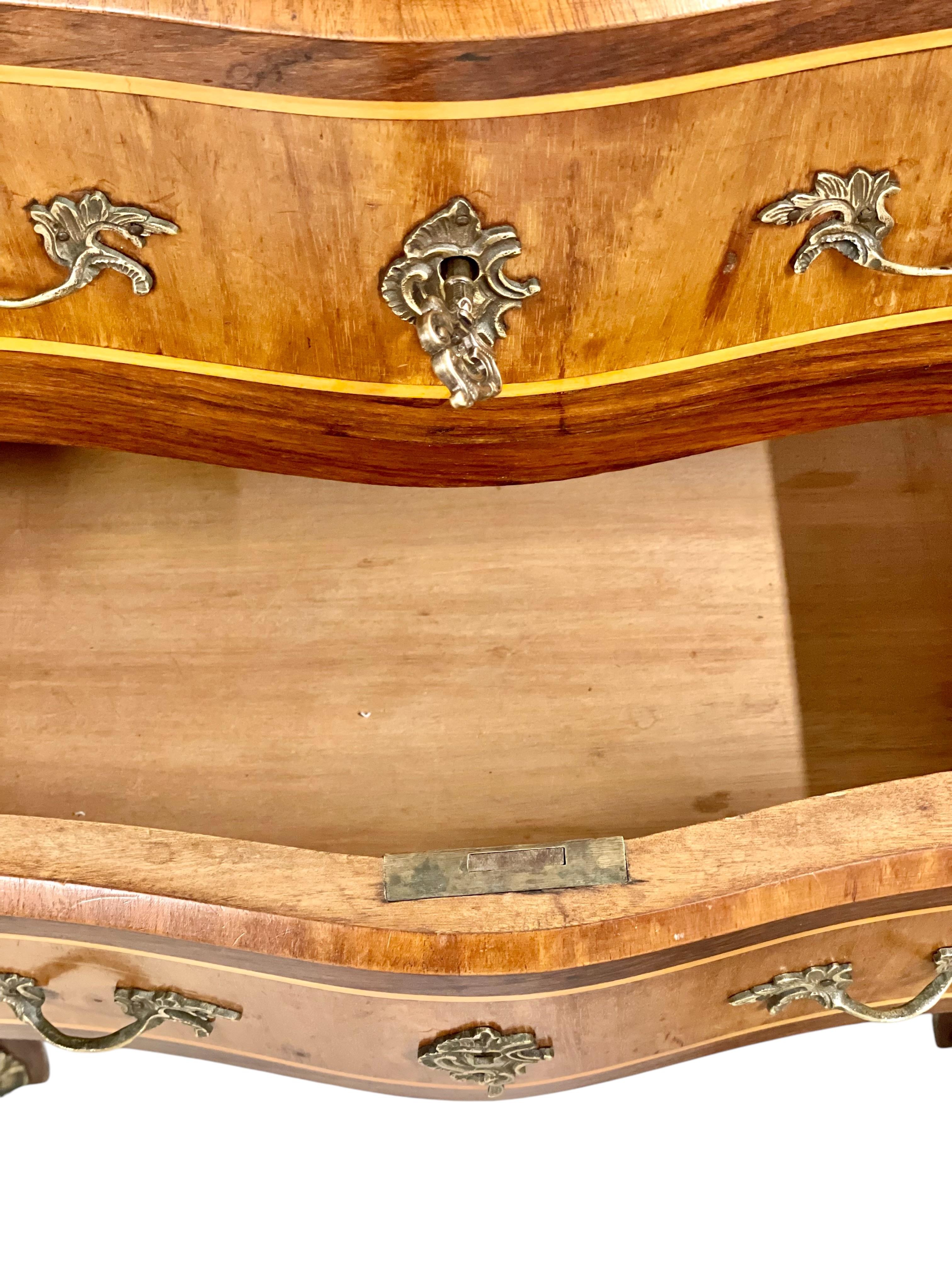 Commode Petite Marquetry in stile Luigi XV del XIX secolo in vendita 3