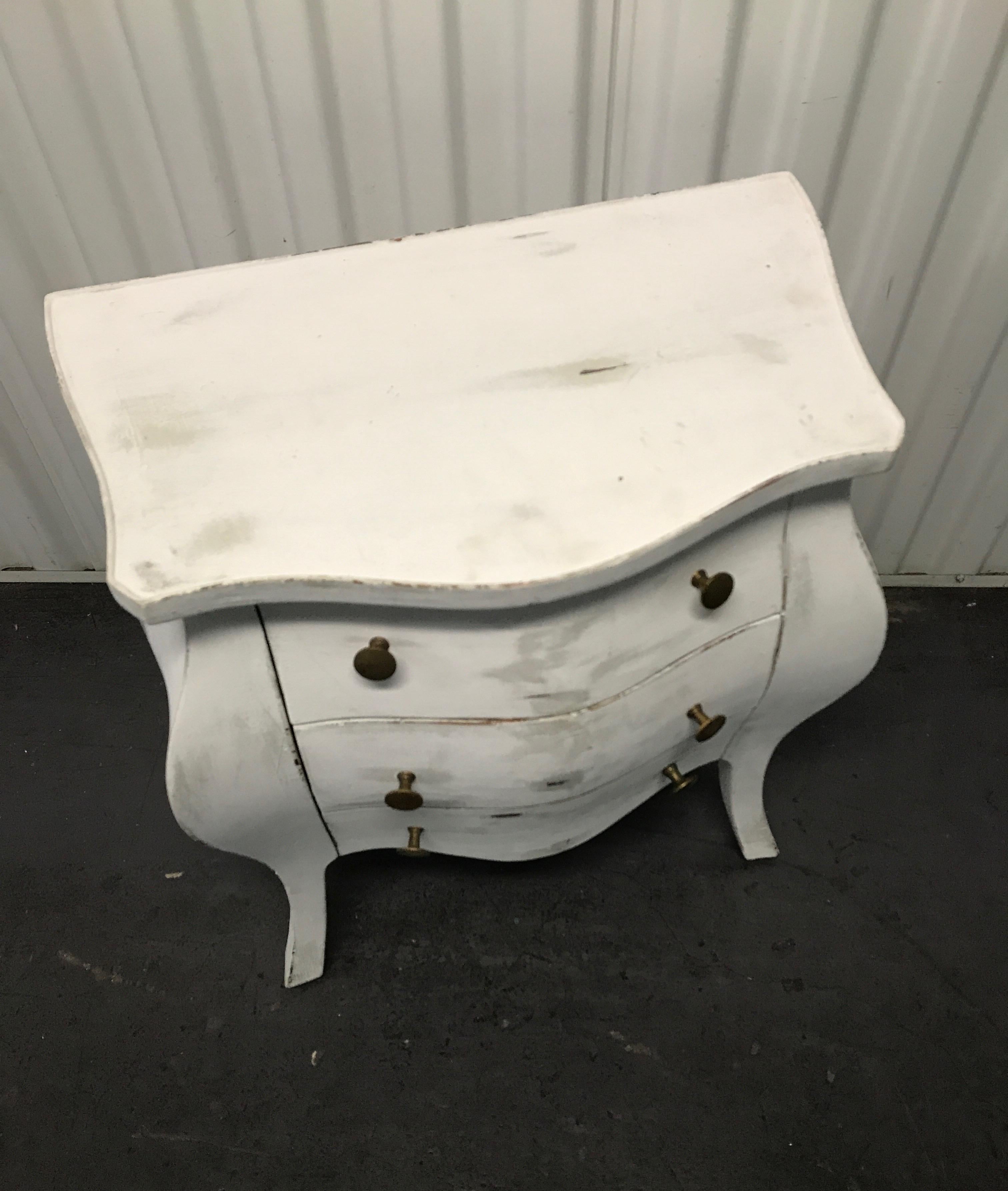 Petite commode/table d'appoint peinte de style Louis XV.