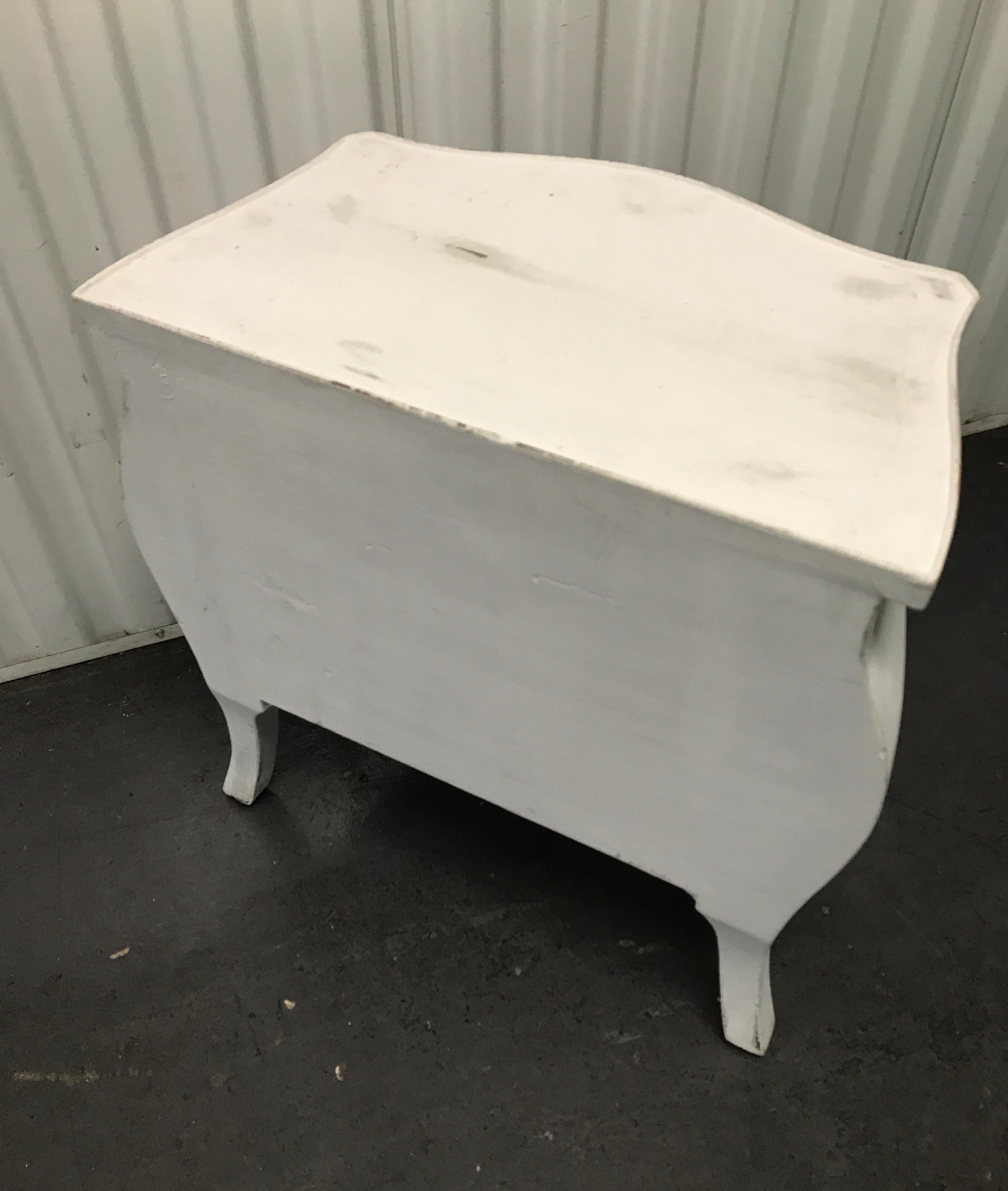 Louis XV Style Petite Painted Italian Commode / Side Table In Good Condition For Sale In West Palm Beach, FL