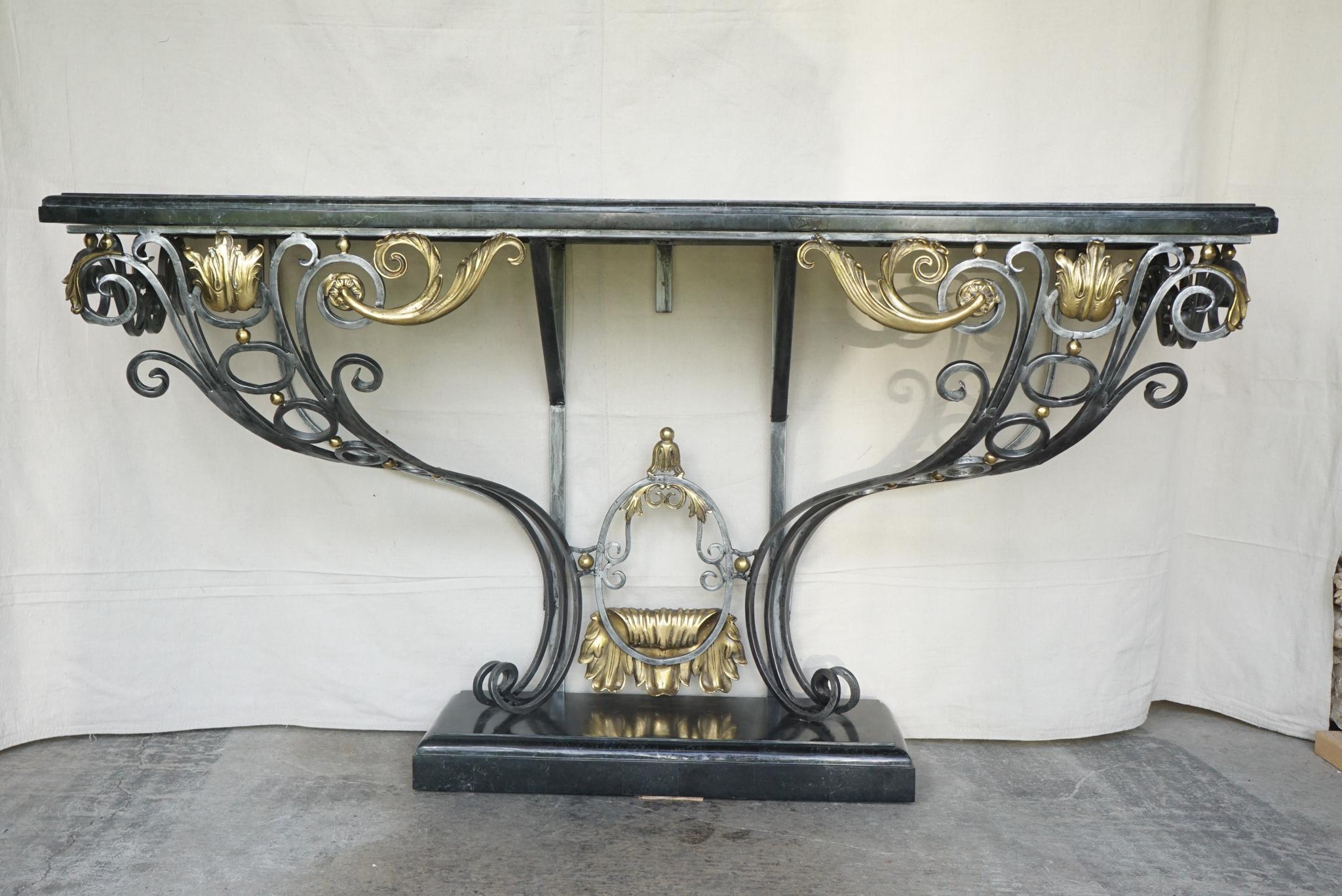 Français Table console de style Louis XV en acier poli et bronze poli surmonté de marbre en vente