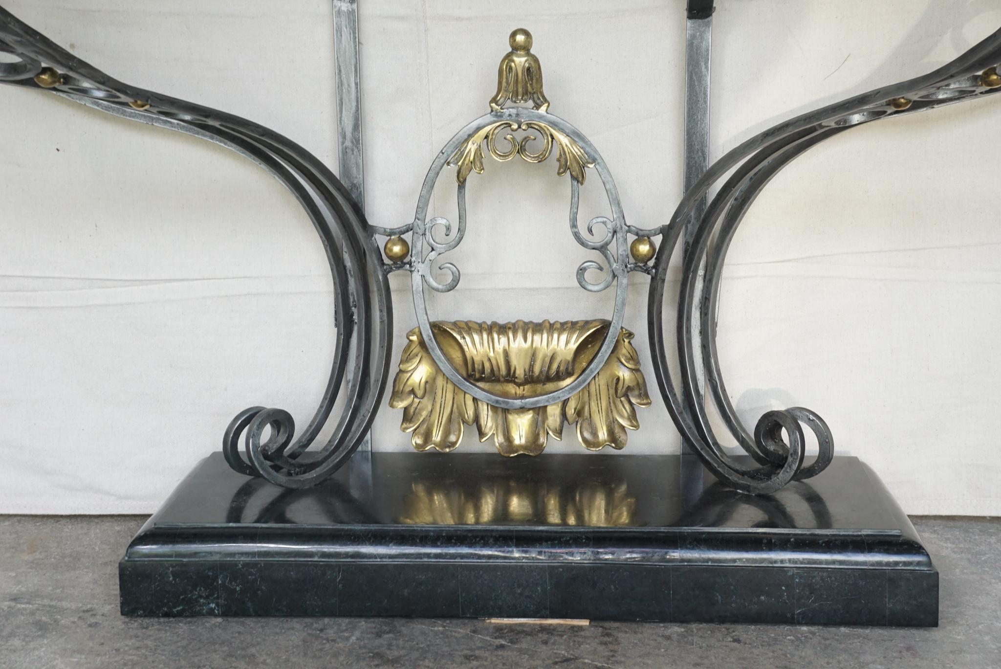 Table console de style Louis XV en acier poli et bronze poli surmonté de marbre Bon état - En vente à Hudson, NY