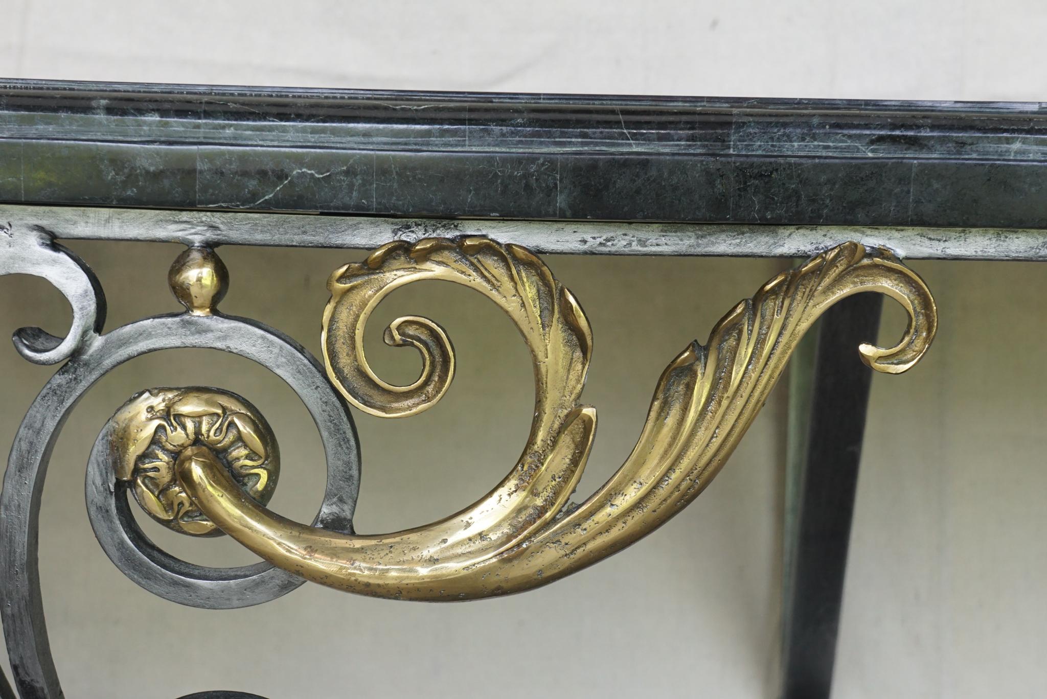 20ième siècle Table console de style Louis XV en acier poli et bronze poli surmonté de marbre en vente