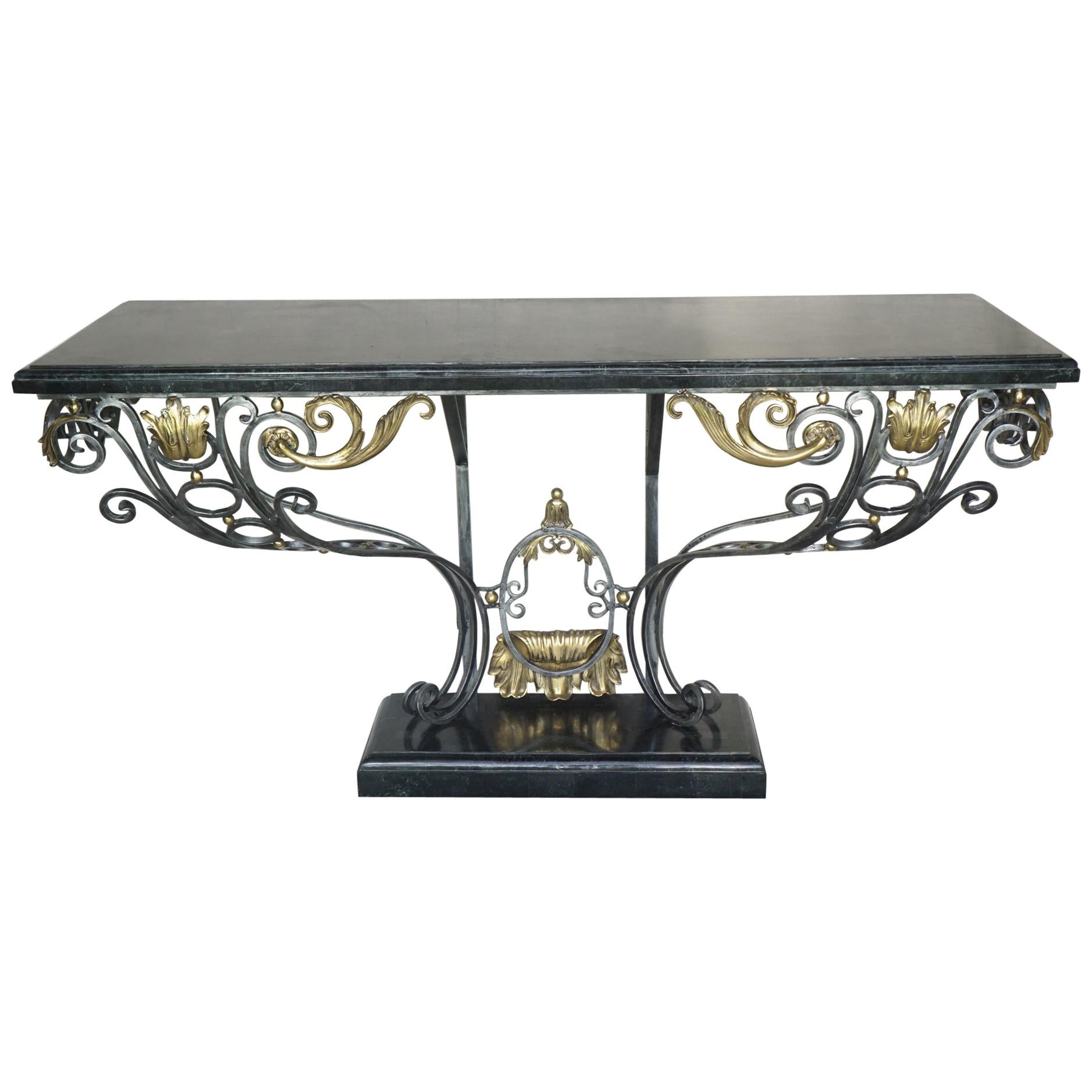 Table console de style Louis XV en acier poli et bronze poli surmonté de marbre en vente
