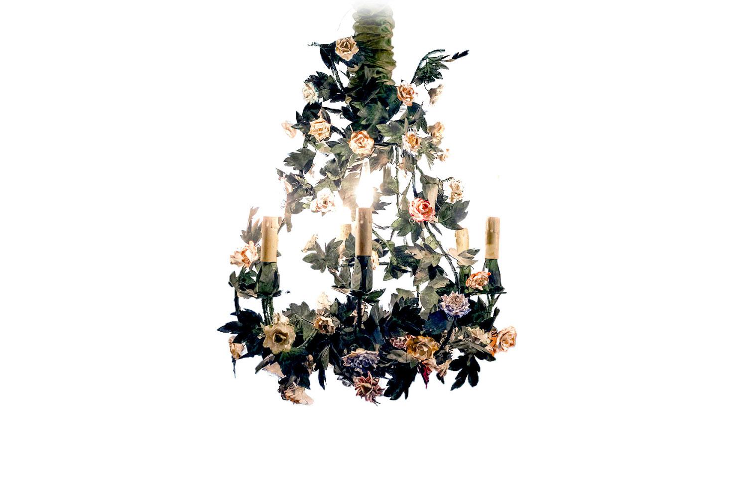 Meissen or Vincennes Manufactures, in the style of.

Chandelier with six lights in green painted metal structure with foliage decoration and adorned with colored porcelain flowers, small little roses. Each flower is white and slightly enameled on