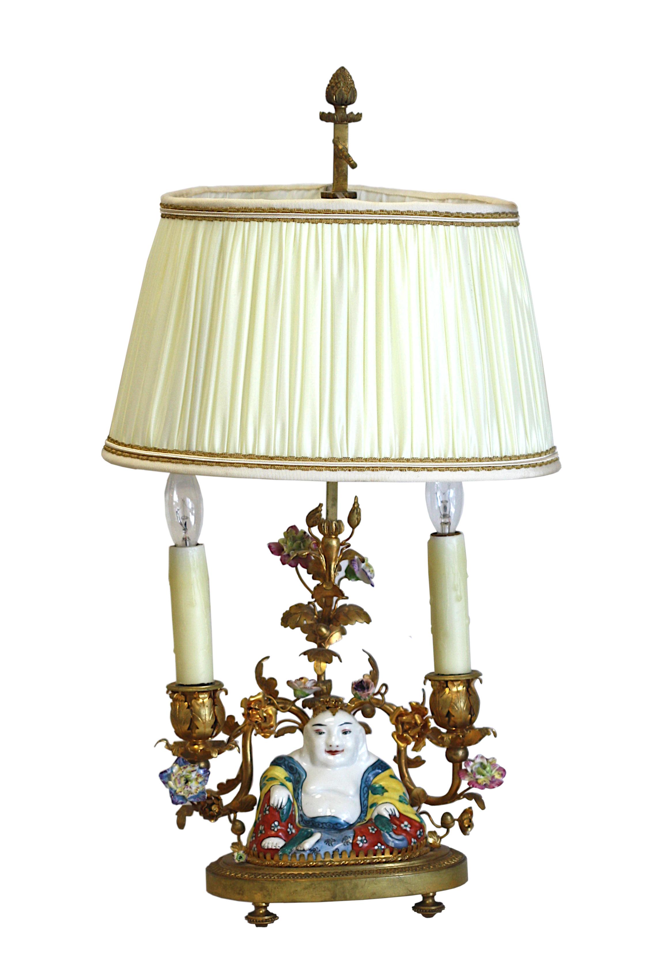 Métal  Porcelaine de style Louis XV Lampe à deux lumières en vente