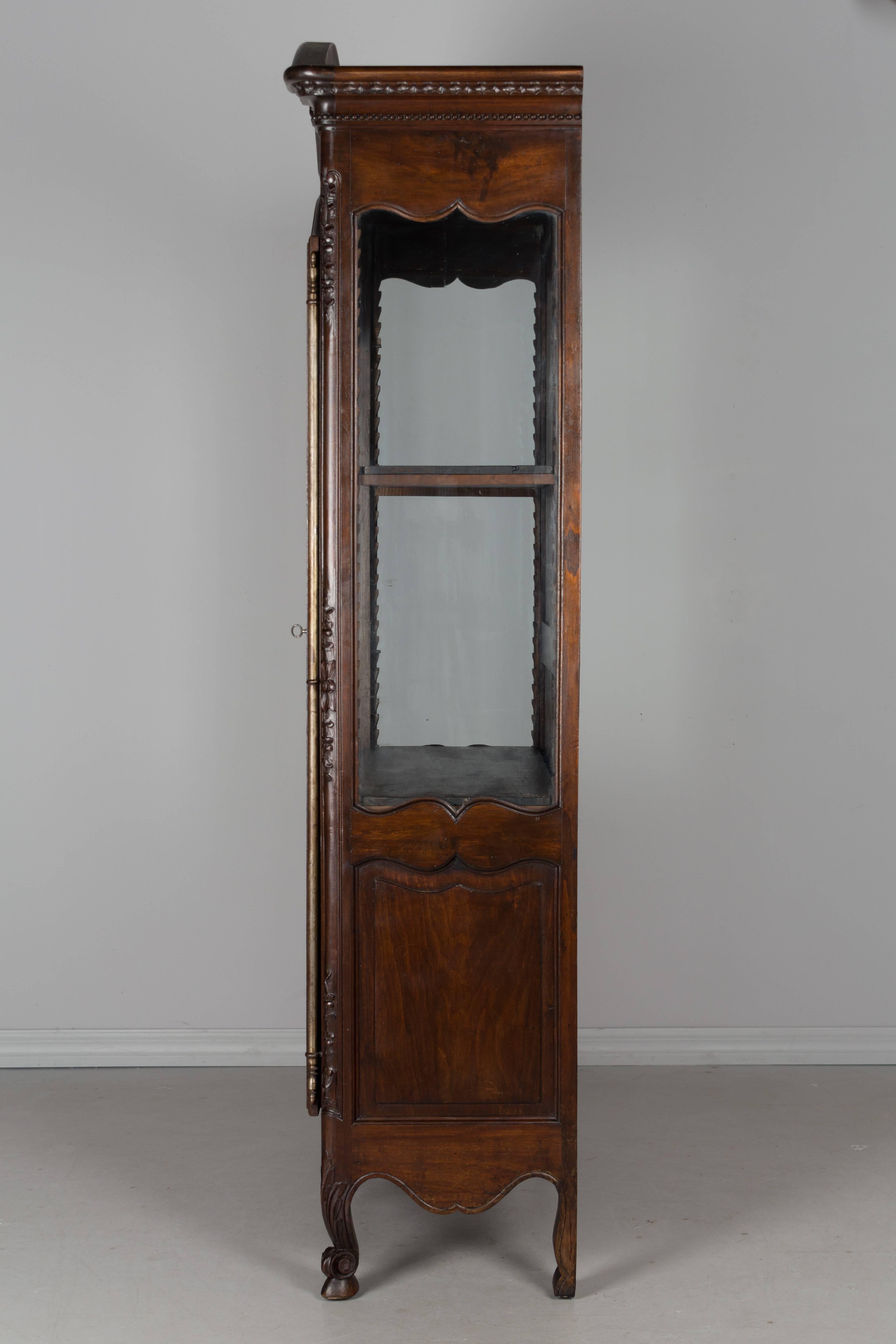 Louis XV Style Provençal Vitrine or Display Cabinet In Good Condition In Winter Park, FL