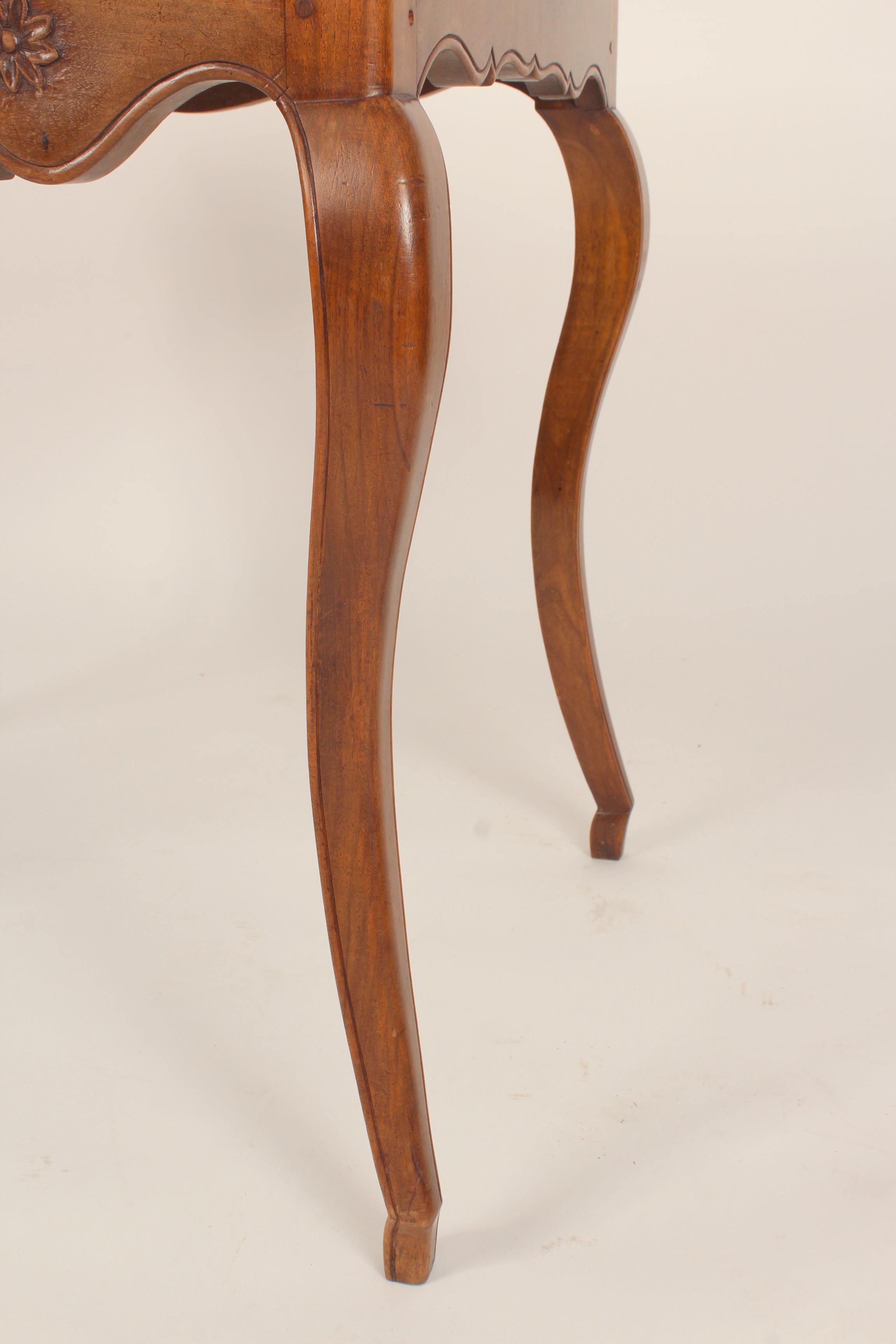Table d'appoint provinciale de style Louis XV en vente 5