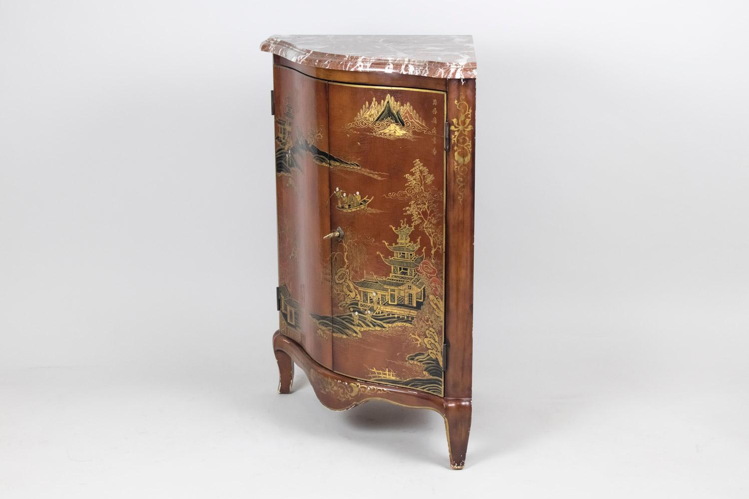 Louis XV style red lacquered corner cabinet with Chinese decor opening by two doors leaves on two interior shelves. Scalloped apron and little cabriole legs. Lacquer gold and black decor figuring lake landscapes and pagodas. Little foliage, bamboo