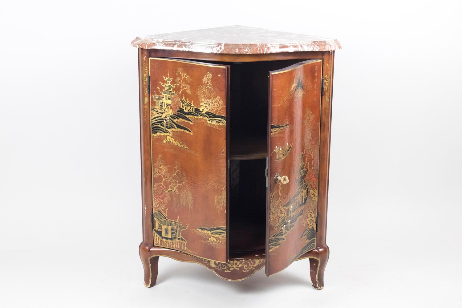 Louis XV Style Red Lacquered Corner Cabinet with Chinese Decor, 20th Century 1