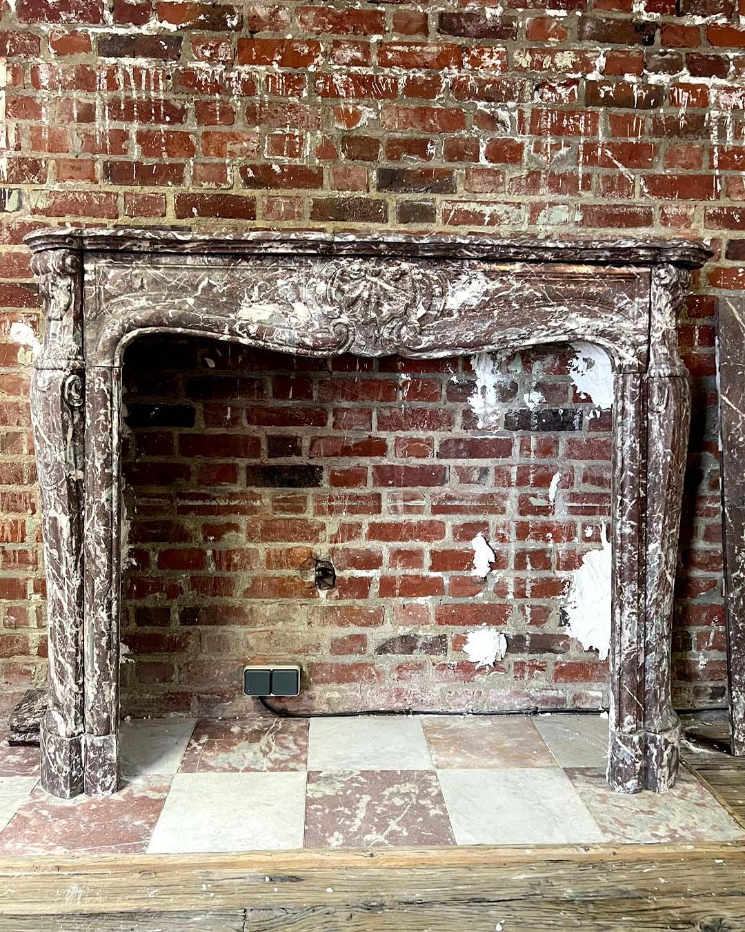 Louis XV Style Red Marble Fireplace with Shell Motif, circa 19th Century In Good Condition For Sale In TOURCOING, FR