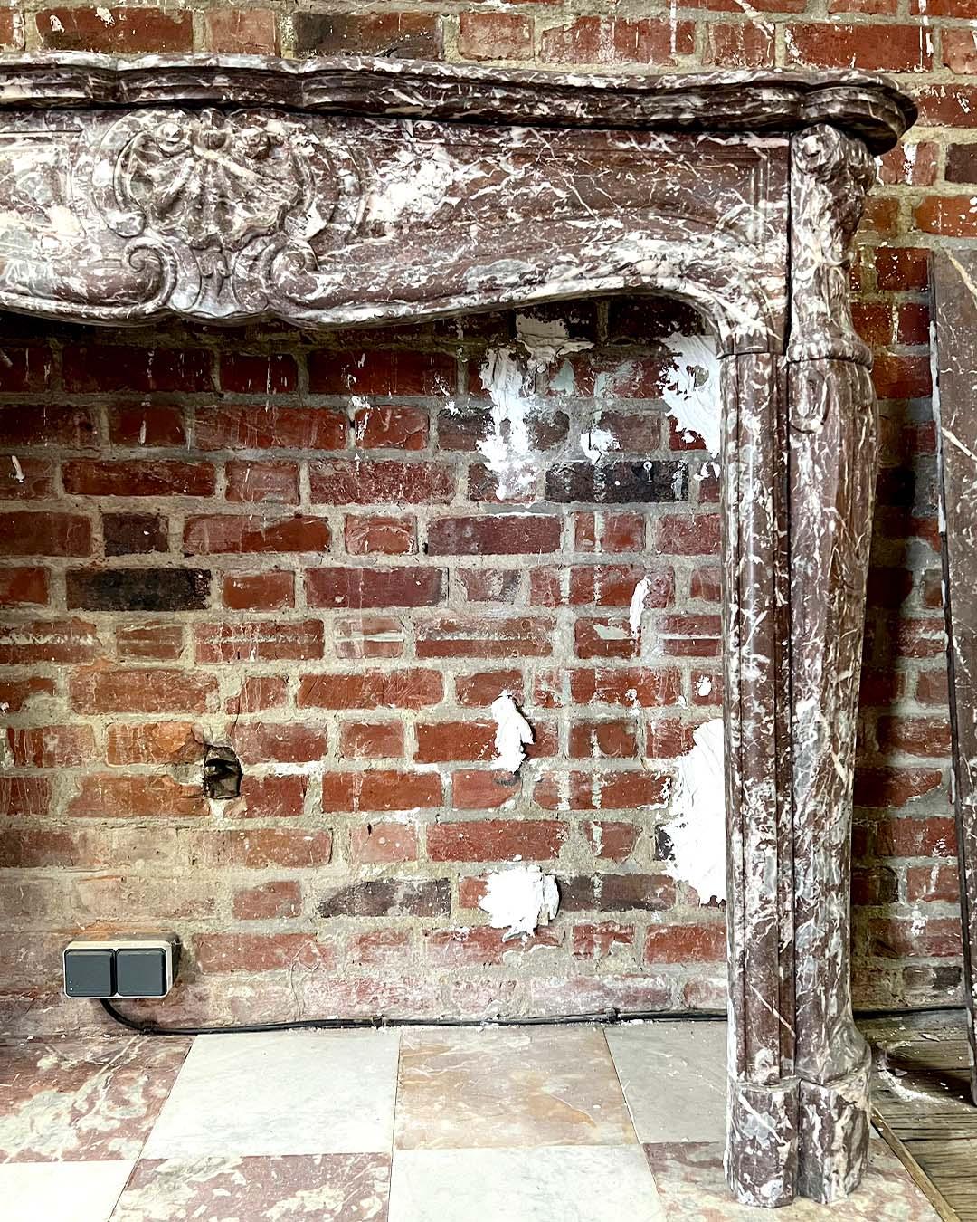 Louis XV Style Red Marble Fireplace with Shell Motif, circa 19th Century For Sale 4